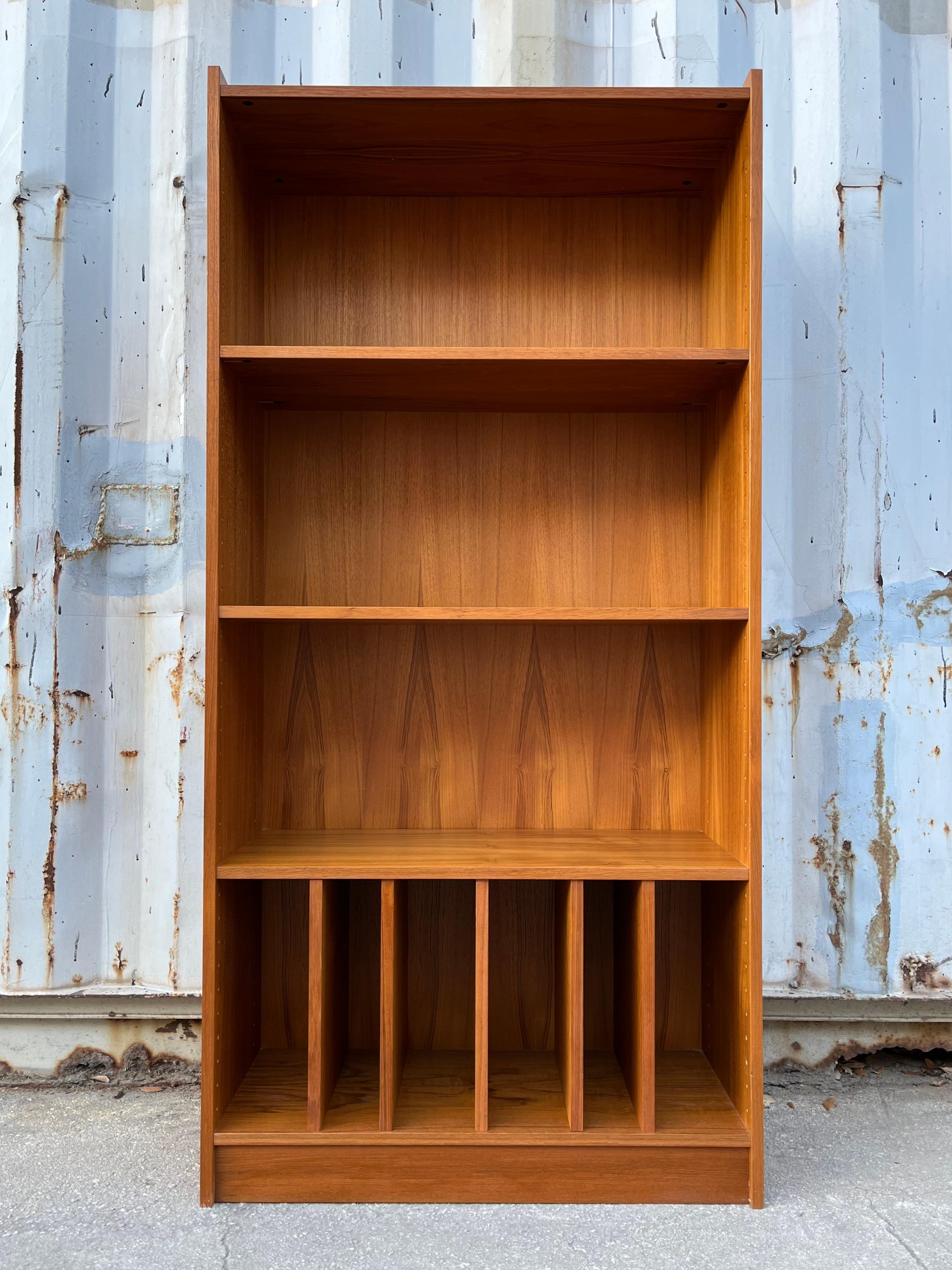 Vintage Mid Century Modern Danish Bookcase von Poul Hundevad. Circa 1970er Jahre
Die Quintessenz des modernen skandinavischen Designs der Jahrhundertmitte mit seiner schönen Teakholzmaserung. 
Bietet viel Stauraum mit drei verstellbaren, schwebenden