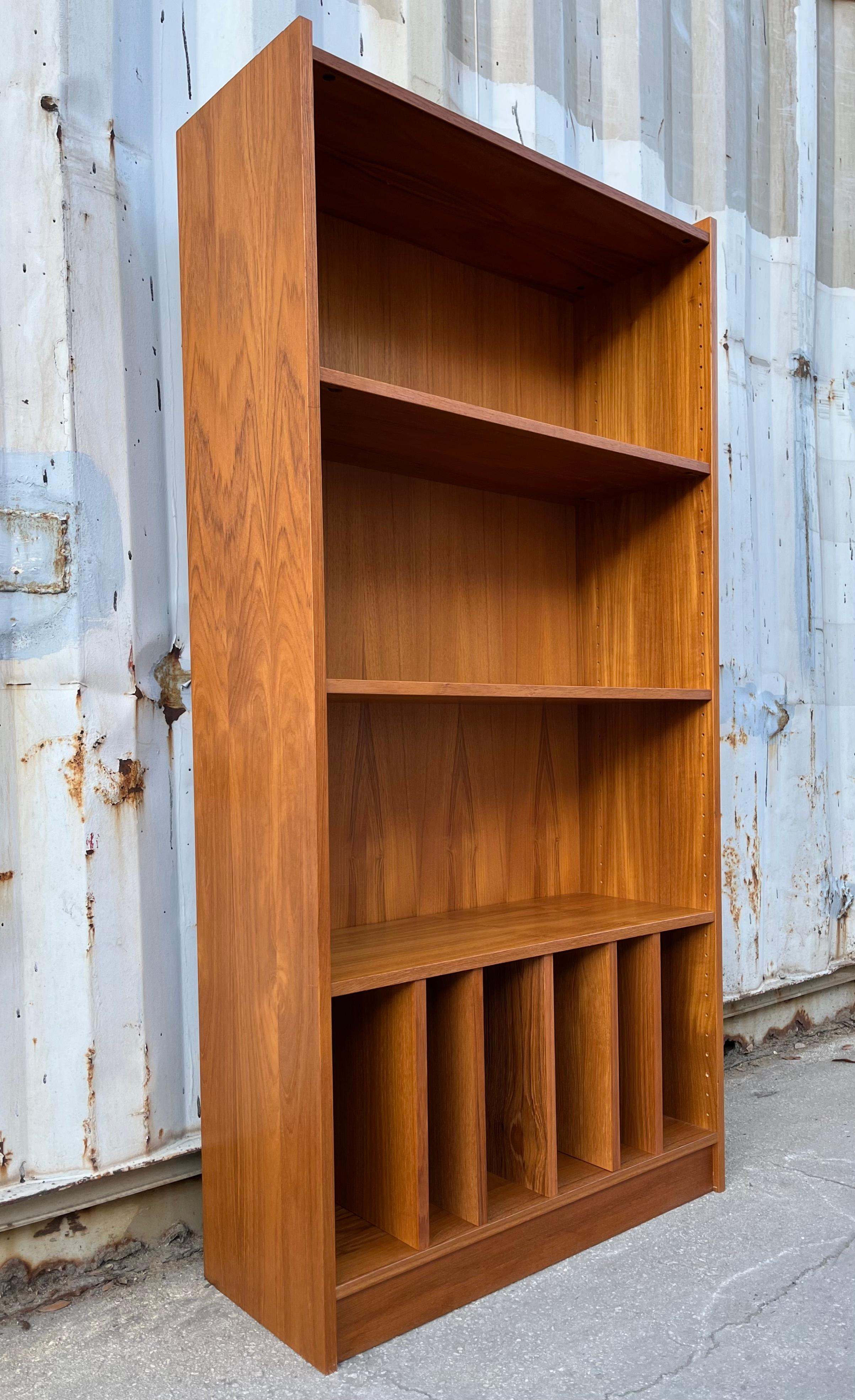 Dänisches Bücherregal von Poul Hundevad, Moderne der Mitte des Jahrhunderts. Circa 1970er Jahre (Skandinavische Moderne)