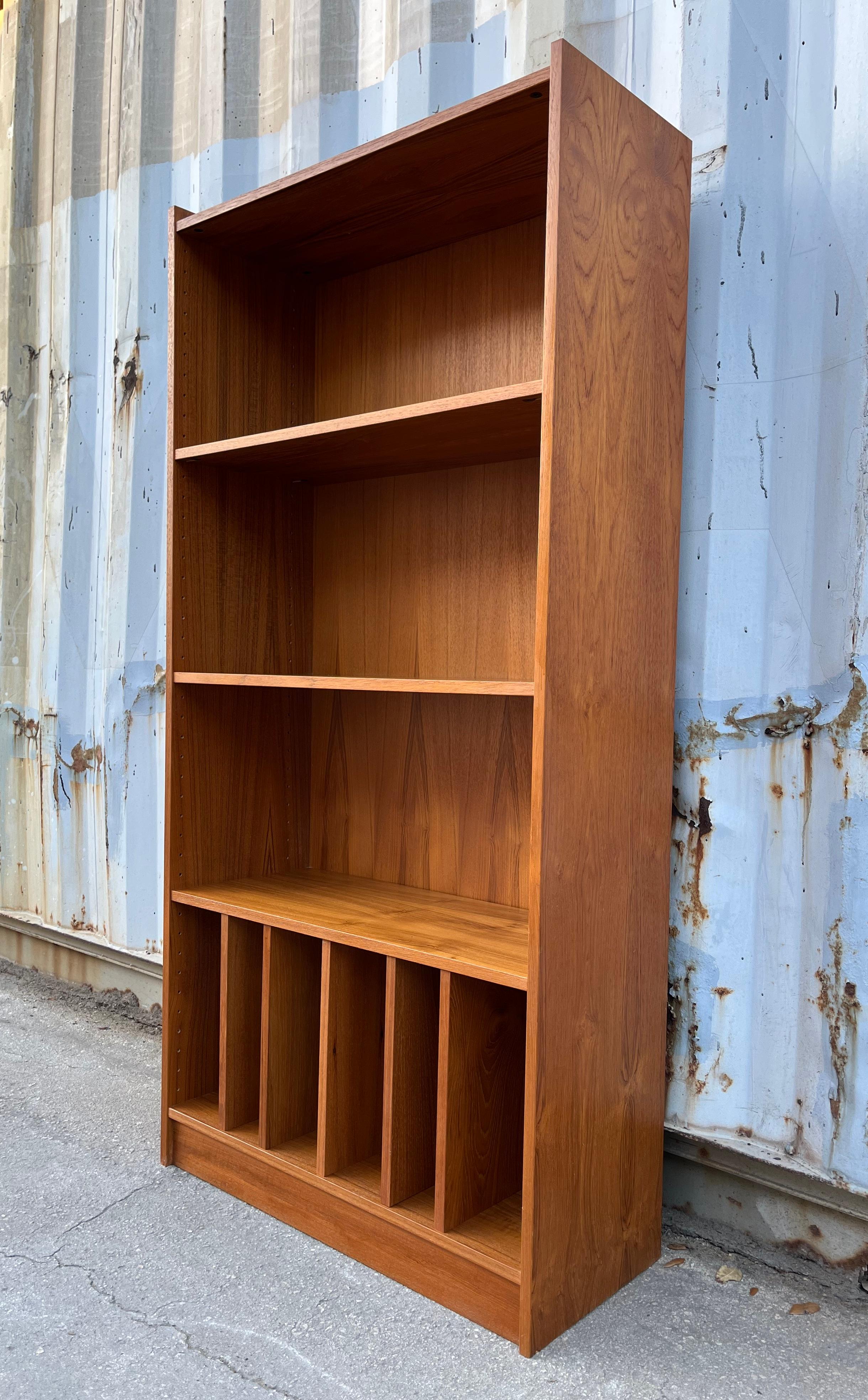 Dänisches Bücherregal von Poul Hundevad, Moderne der Mitte des Jahrhunderts. Circa 1970er Jahre (Furnier)