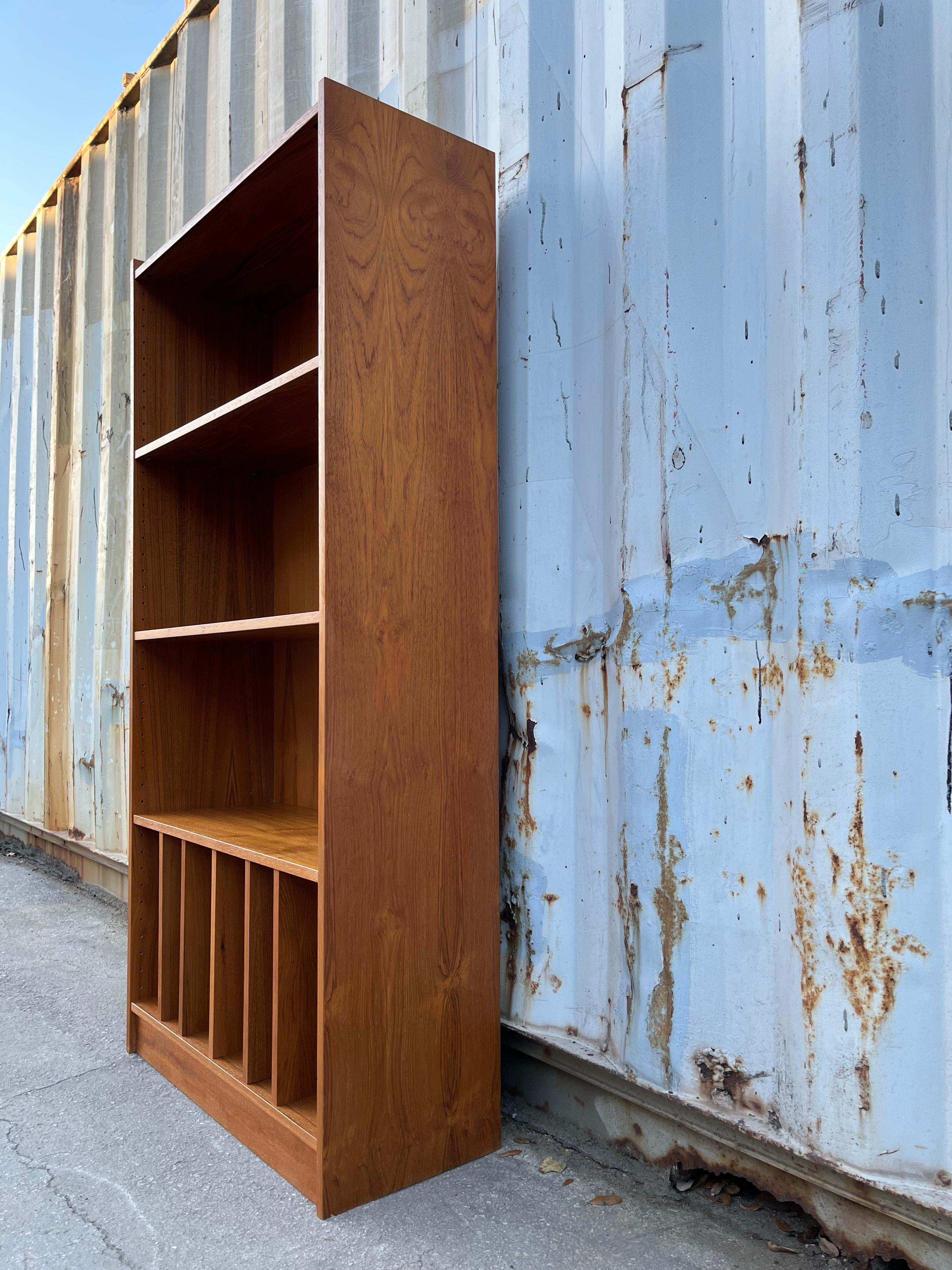 Dänisches Bücherregal von Poul Hundevad, Moderne der Mitte des Jahrhunderts. Circa 1970er Jahre im Zustand „Gut“ in Miami, FL