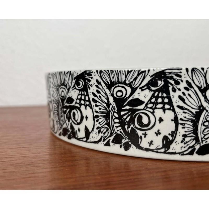 Moderne dänische Flora-Schale aus der Jahrhundertmitte von Bjørn Wiinblad für Nymölle, Dänemark, 1960er Jahre, in sehr gutem Zustand. Entworfen 1960 bis 1969. Dieses Stück ist mit einem Zuordnungszeichen versehen.

Zusätzliche