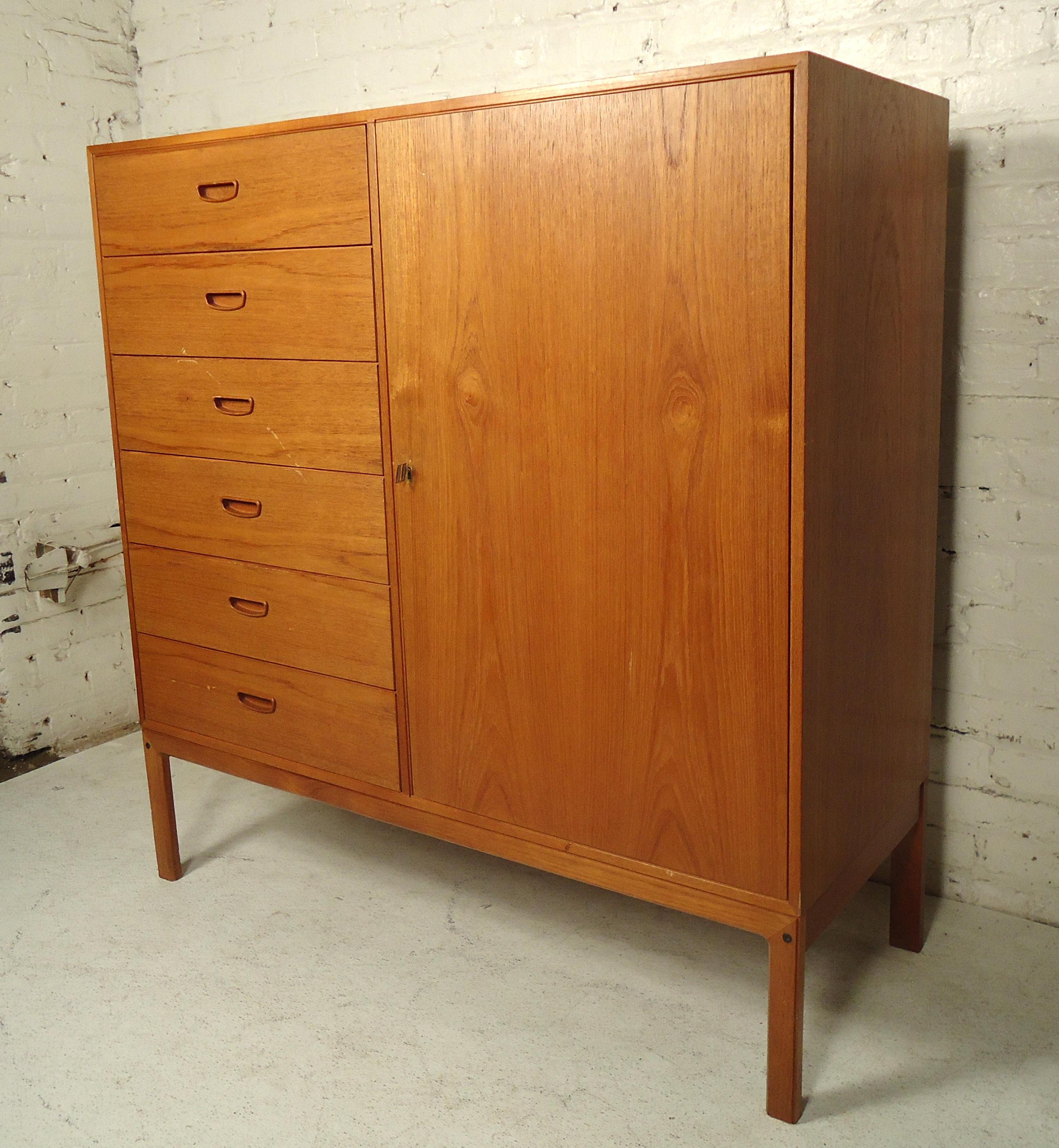 Sleek vintage modern Danish dresser in rich teak wood grain features six drawers with sculpted pulls and six inner pullout / pull-out shelves.
Please confirm item location (NY or NJ).