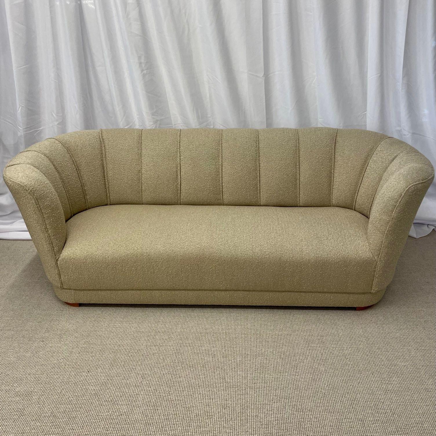 Flemming Lassen Style, Danish Cabinetmaker, Mid-Century Modern, Curved Sofa, Beige Boucle, 1940s

Beautifly organic shaped Danish sofa similar to works by Flemming Lassen. This sofa features a newly upholstered upper in a warm, beige nubby boucle