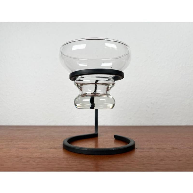 Candelabro danés moderno de hierro forjado y cristal de mediados de siglo, años 60, en muy buen estado. Diseñado de 1960 a 1969

Más información:
Materiales: Vidrio, Metal
Color: Negro
Periodo: 1960s
País de origen: Dinamarca
Tipo de artículo: