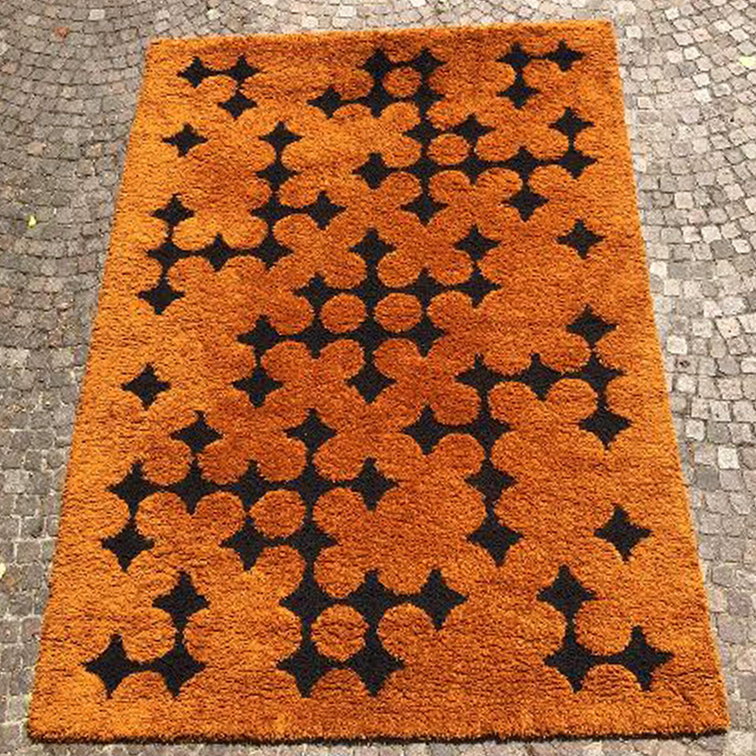 Mid-Century Modern Danish carpet by Hojer Eksport Wilton 1970s in pure wool.

The rectangular rug has a black geometric design on an orange / scorched earth background.
Color reference reported by the manufacturer: N. 67.
Very good condition.