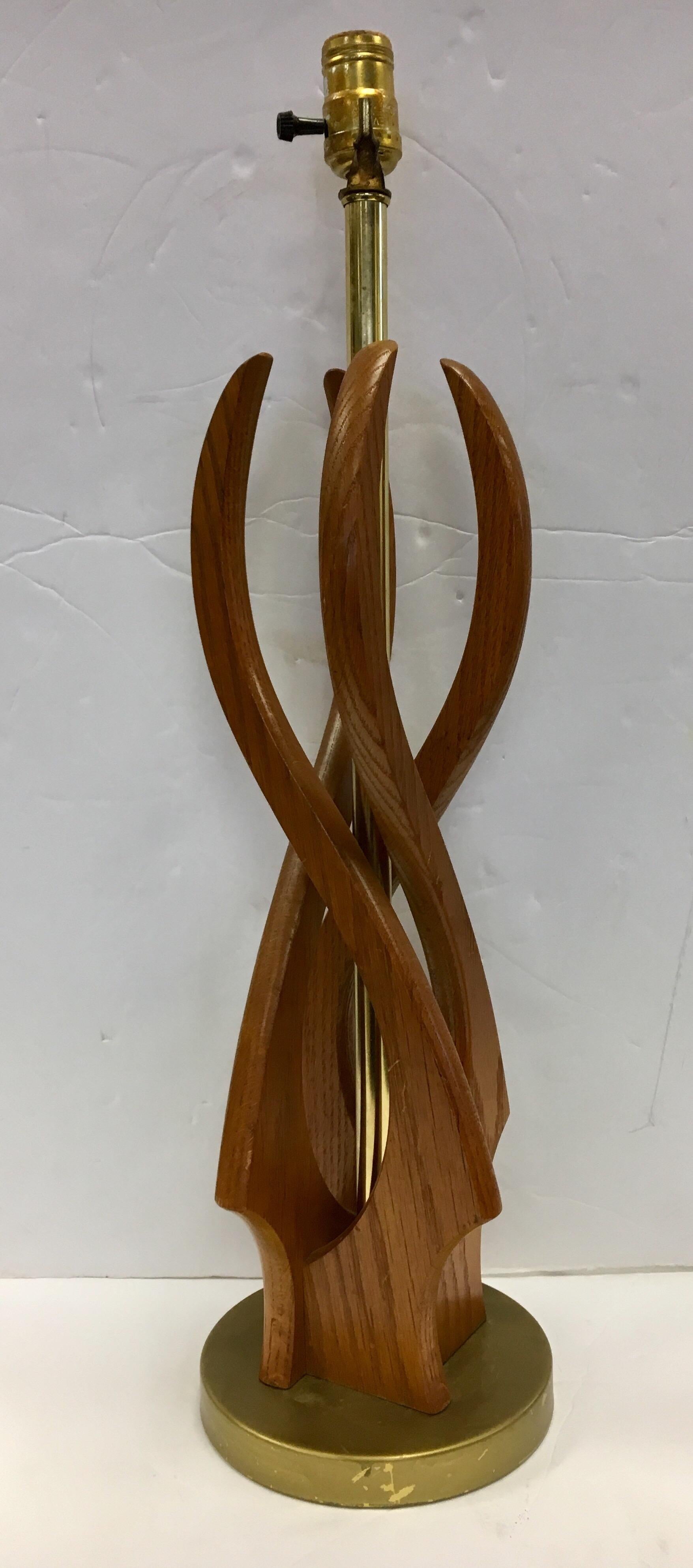 Architectural Danish modern teak table lamp that looks like a sculpture. Great lines and scale, not
too big, not too small, see dimensions below. Wired for US and in perfect working order.