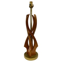 Dänische geschnitzte skulpturale Teakholz-Tischlampe, Mid-Century Modern