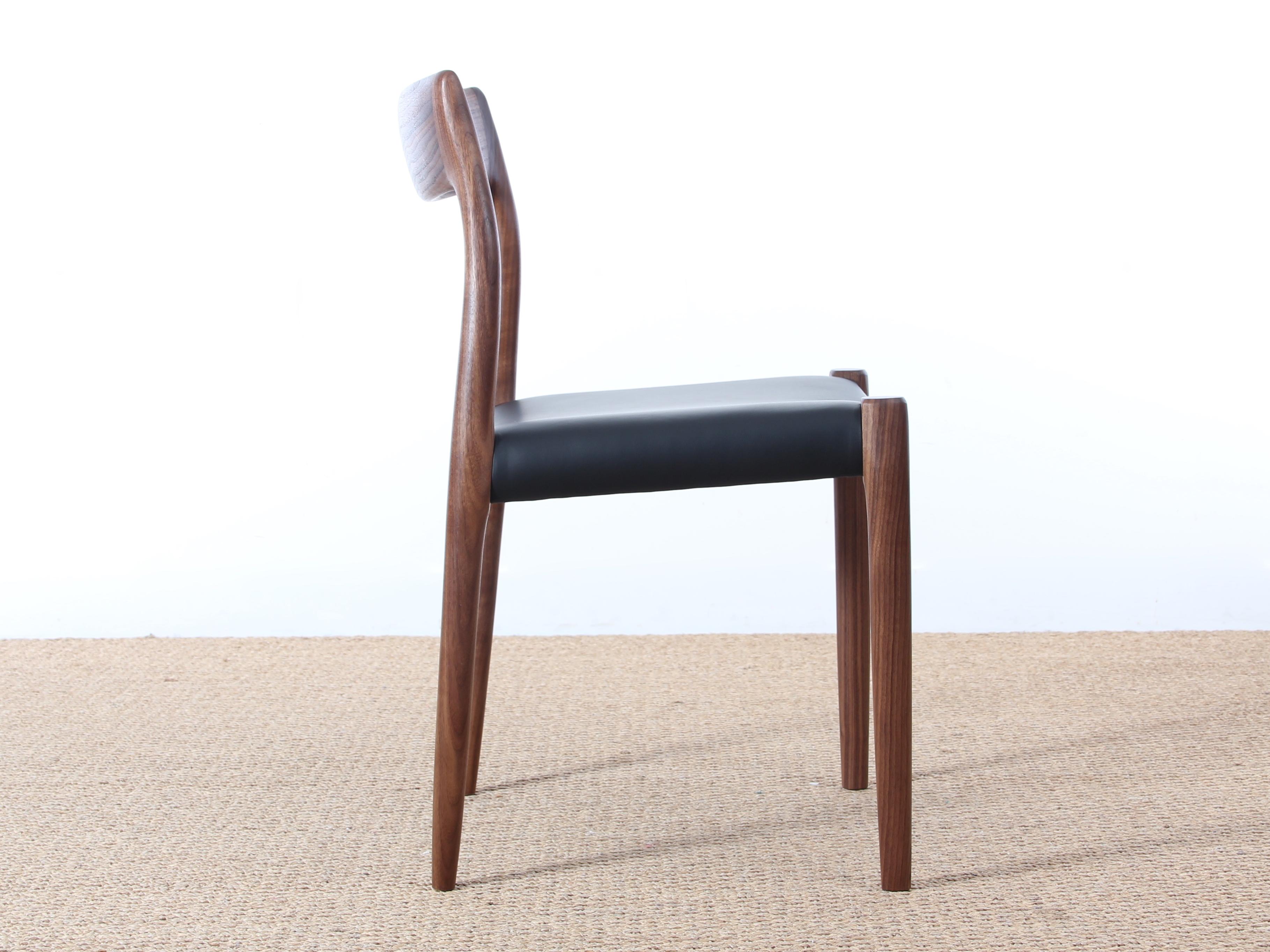 Sedia danese moderna di metà secolo modello 75 di Niels O. Møller. Nuova produzione, sempre realizzata a mano nello storico laboratorio Møllers in Danimarca.
Finiture: Noce Seduta: pelle nera o rovere tinto nero opaco, pelle nera 