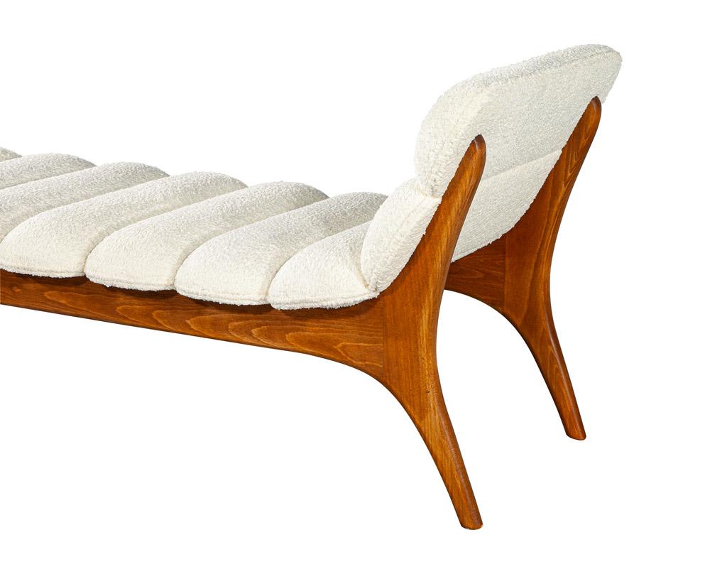 Dänische Chaiselongue aus Boucle-Stoff, Moderne der Mitte des Jahrhunderts 9
