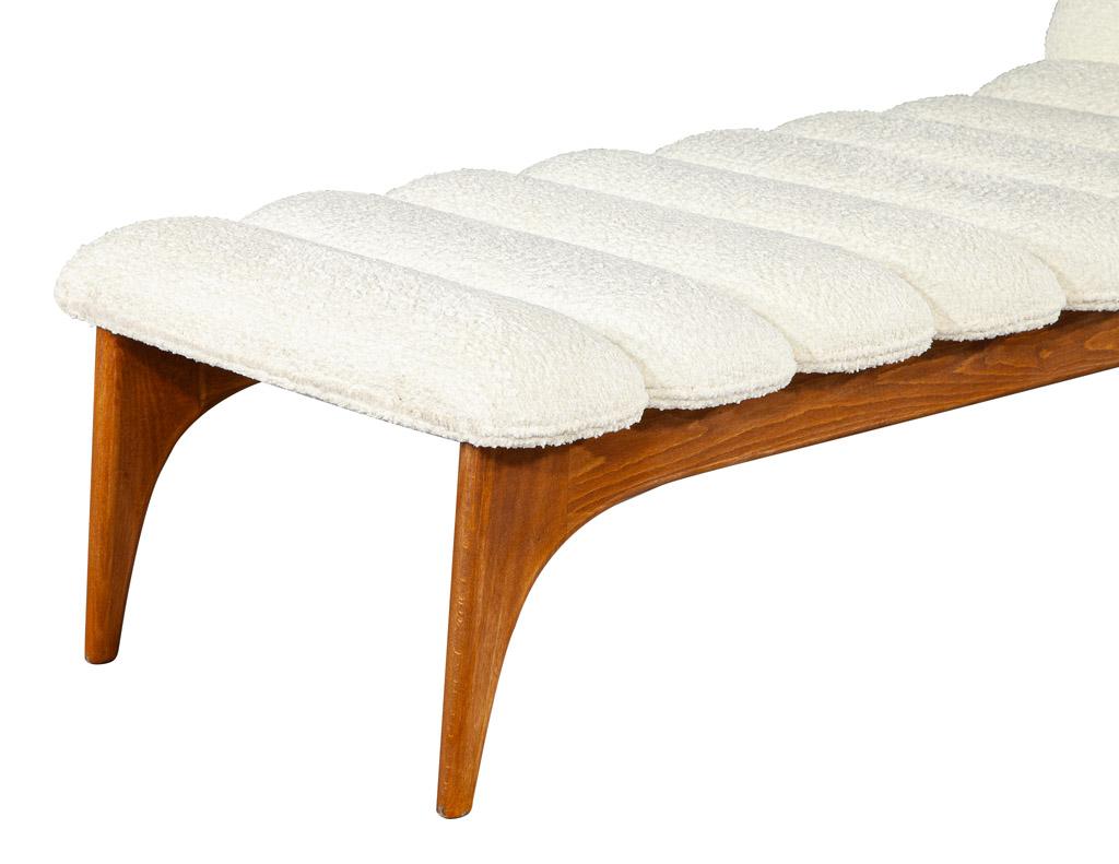 Dänische Chaiselongue aus Boucle-Stoff, Moderne der Mitte des Jahrhunderts 11