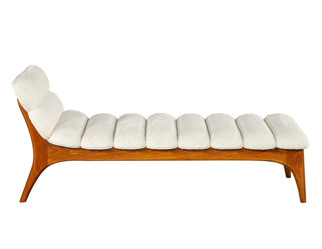 Dieser moderne Chaiselounge-Sessel aus der Mitte des Jahrhunderts ist ein zeitloser Klassiker, der jedem Raum einen Hauch von Raffinesse verleiht. Dieser Stuhl aus Teakholz mit einem hellen, warmen Walnuss-Finish ist eine Ikone des dänischen Stils.