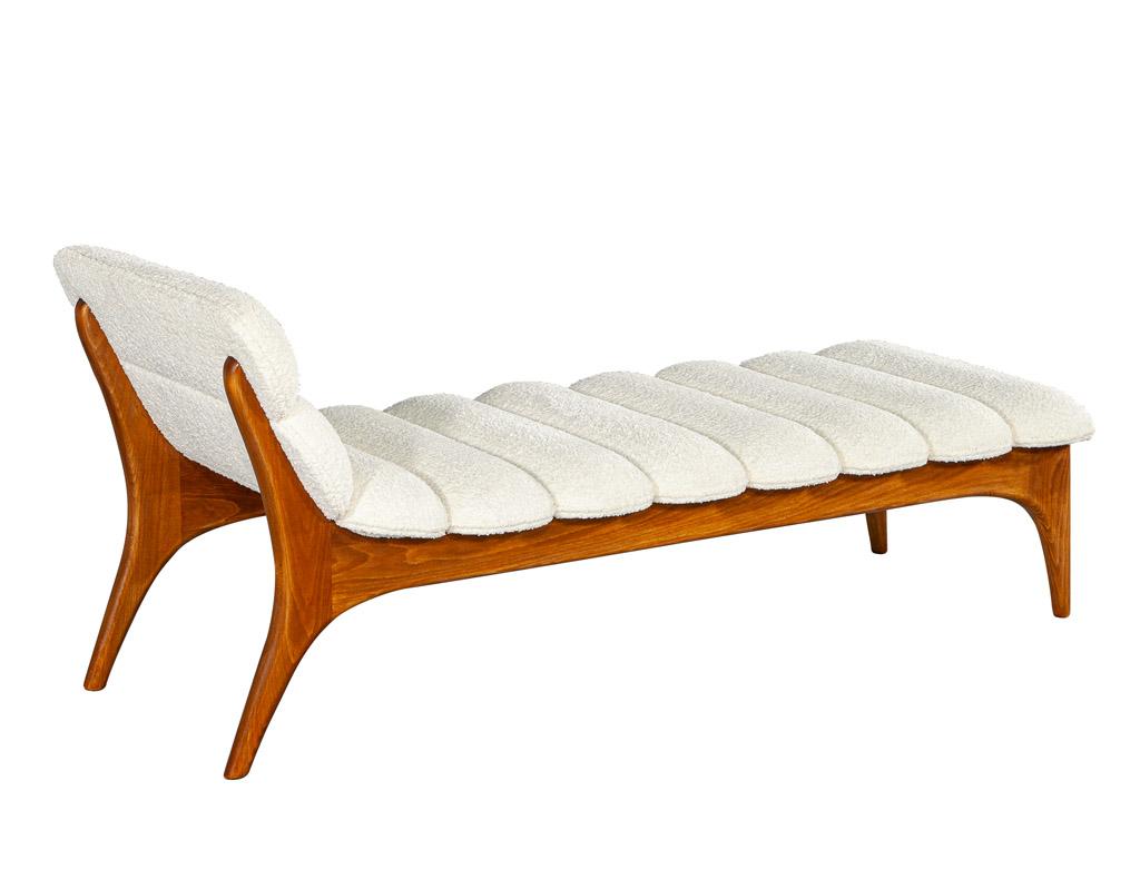 Dänische Chaiselongue aus Boucle-Stoff, Moderne der Mitte des Jahrhunderts im Zustand „Gut“ in North York, ON