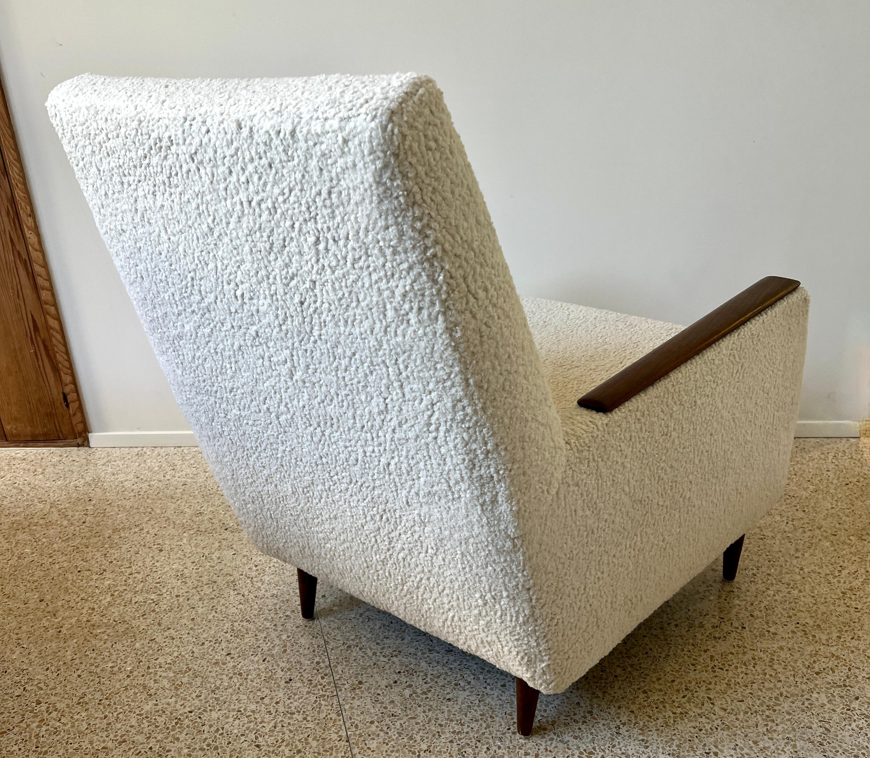Mid Century Modern Danish Chaise Lounge aus Boucle mit Holzarmteilen im Angebot 1