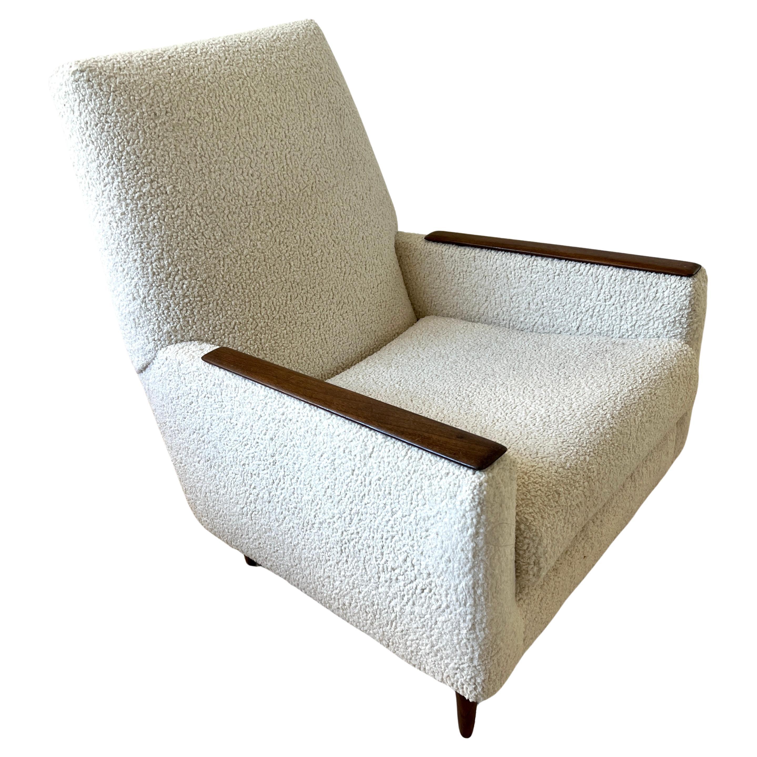 Mid Century Modern Danish Chaise Lounge aus Boucle mit Holzarmteilen im Angebot