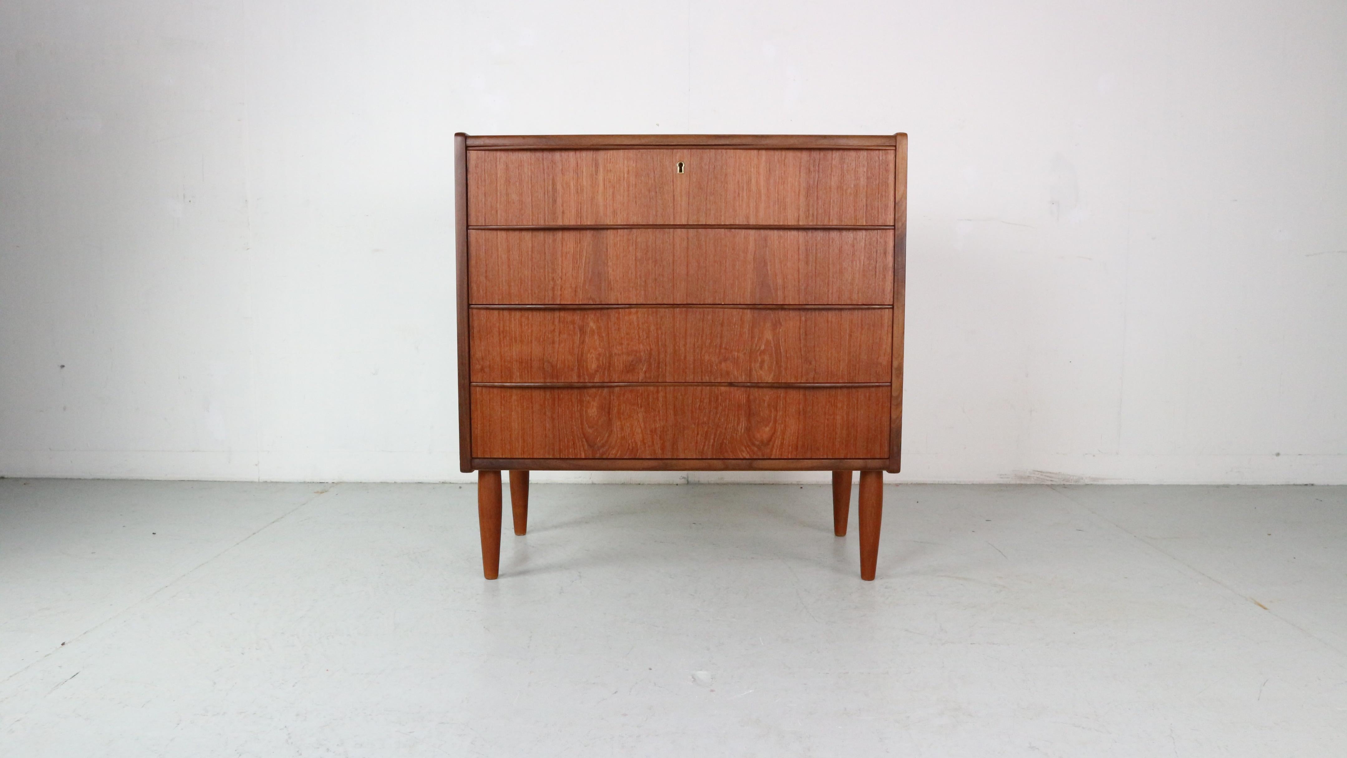 Mid- Century modern period chest of 4 drawers or tallboy cabinet made in 1960's Denmark.

Made of teak wood veneer. Elegant handles and good working drawers.
High quality Danish furniture.

The cabinet is in a good vintage condition.
It has been
