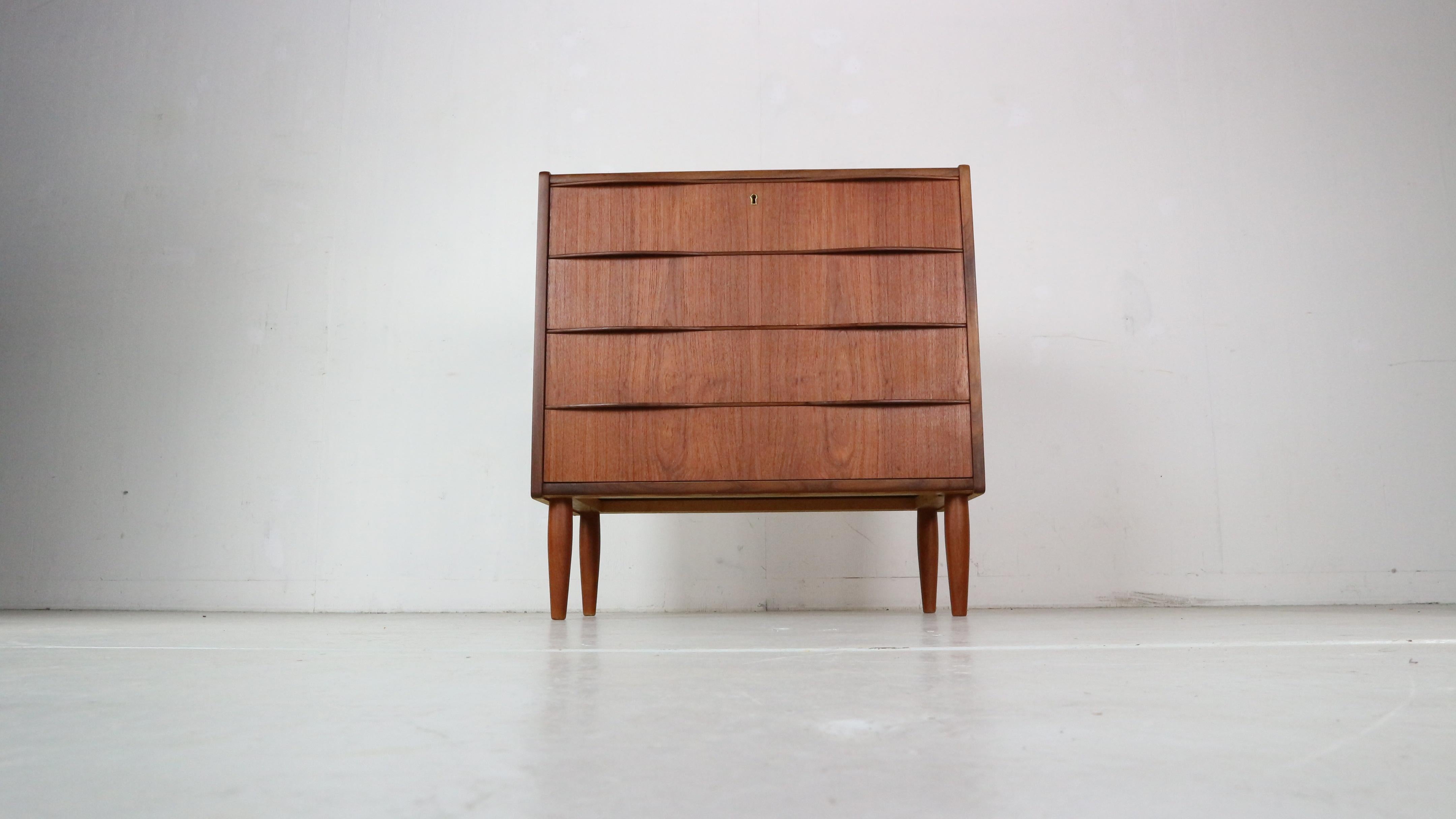 Mid-Century Modern Danish Chest of 4 Drawers, Tallboy in Teak, Denmark, 1960 In Good Condition For Sale In The Hague, NL