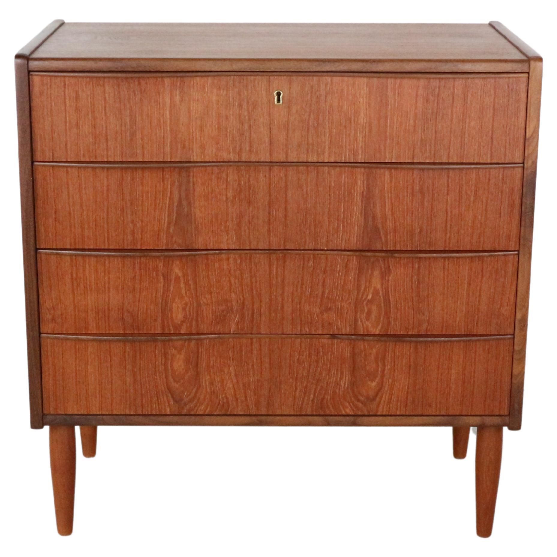 Dänische Mid-Century-Modern-Kommode mit 4 Schubladen, Großer Kommode aus Teakholz, Dänemark, 1960