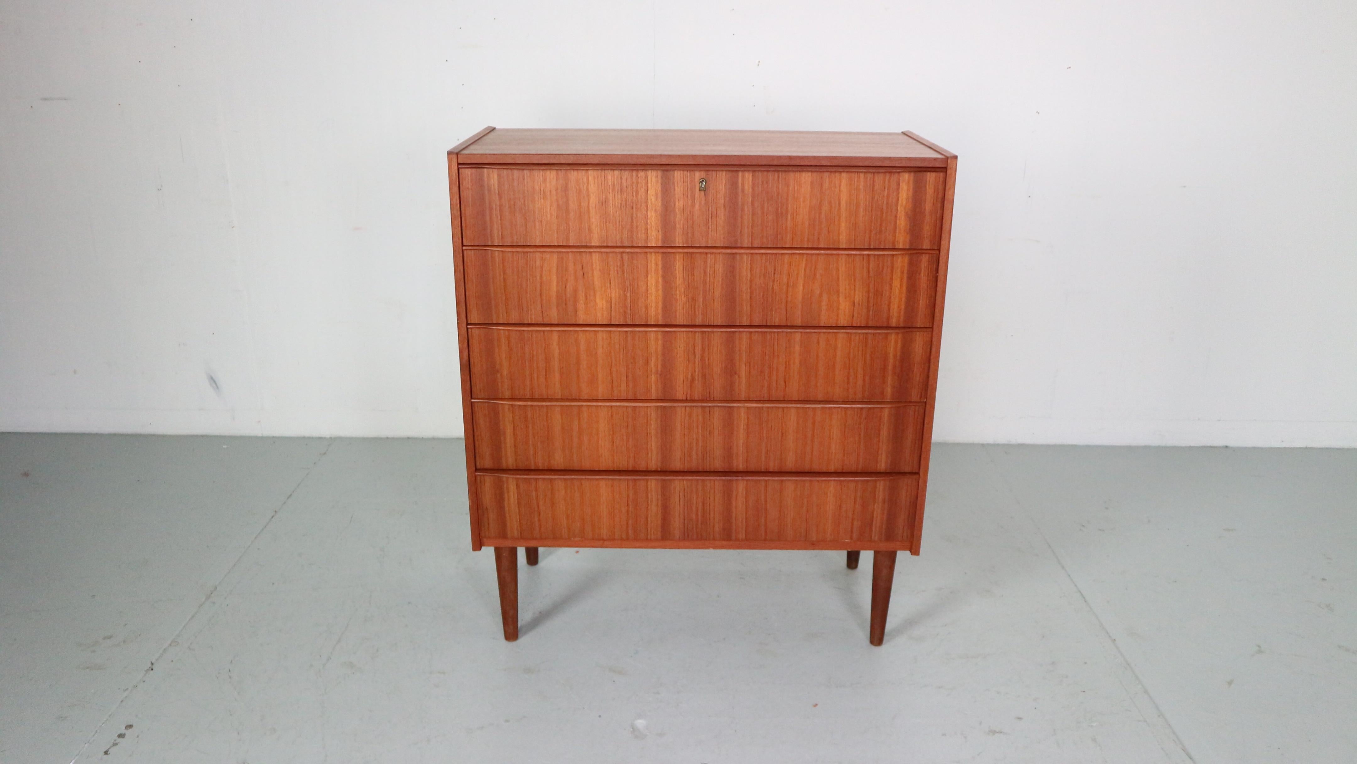 Mid- Century modern period chest of 5 drawers or tallboy cabinet made in 1960's Denmark.

Made of teak wood veneer. Elegant handles and good working drawers.
High quality Danish furniture.

The cabinet is in a good vintage condition.
It has been