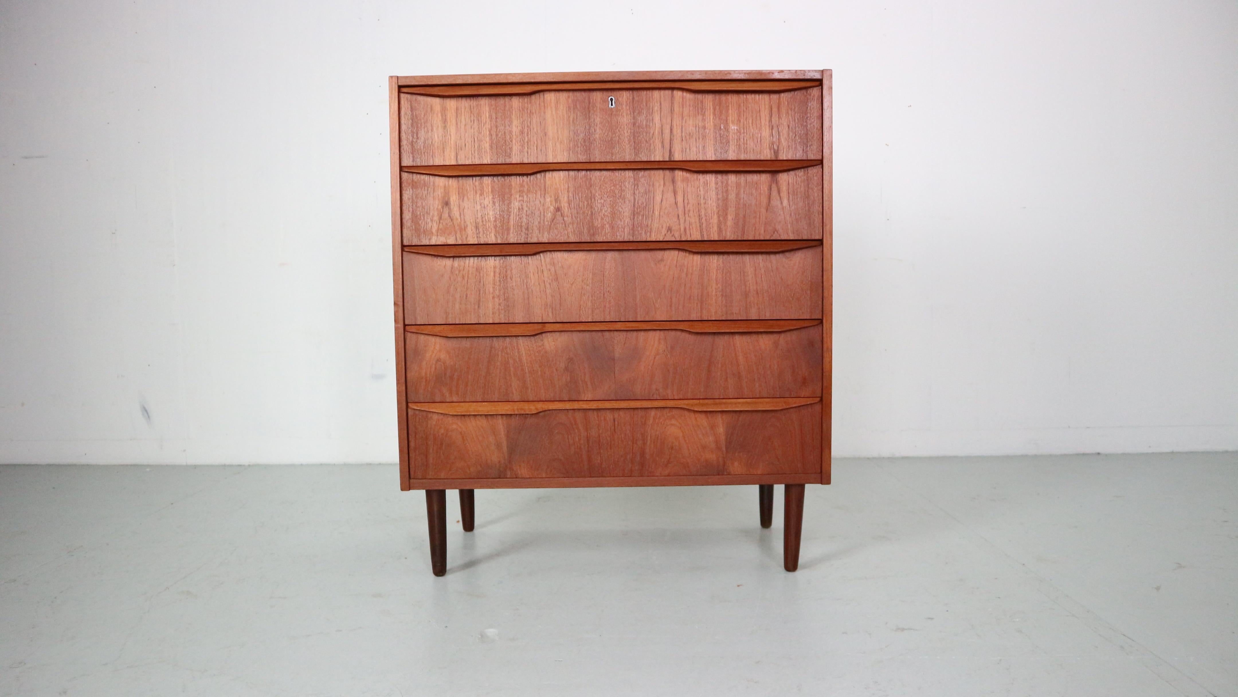 Mid- Century modern period chest of 5 drawers or tallboy cabinet made in 1960's Denmark.

Made of teak wood veneer. Elegant handles and good working drawers.
High quality Danish furniture.

The cabinet is in a good vintage condition.
It has been