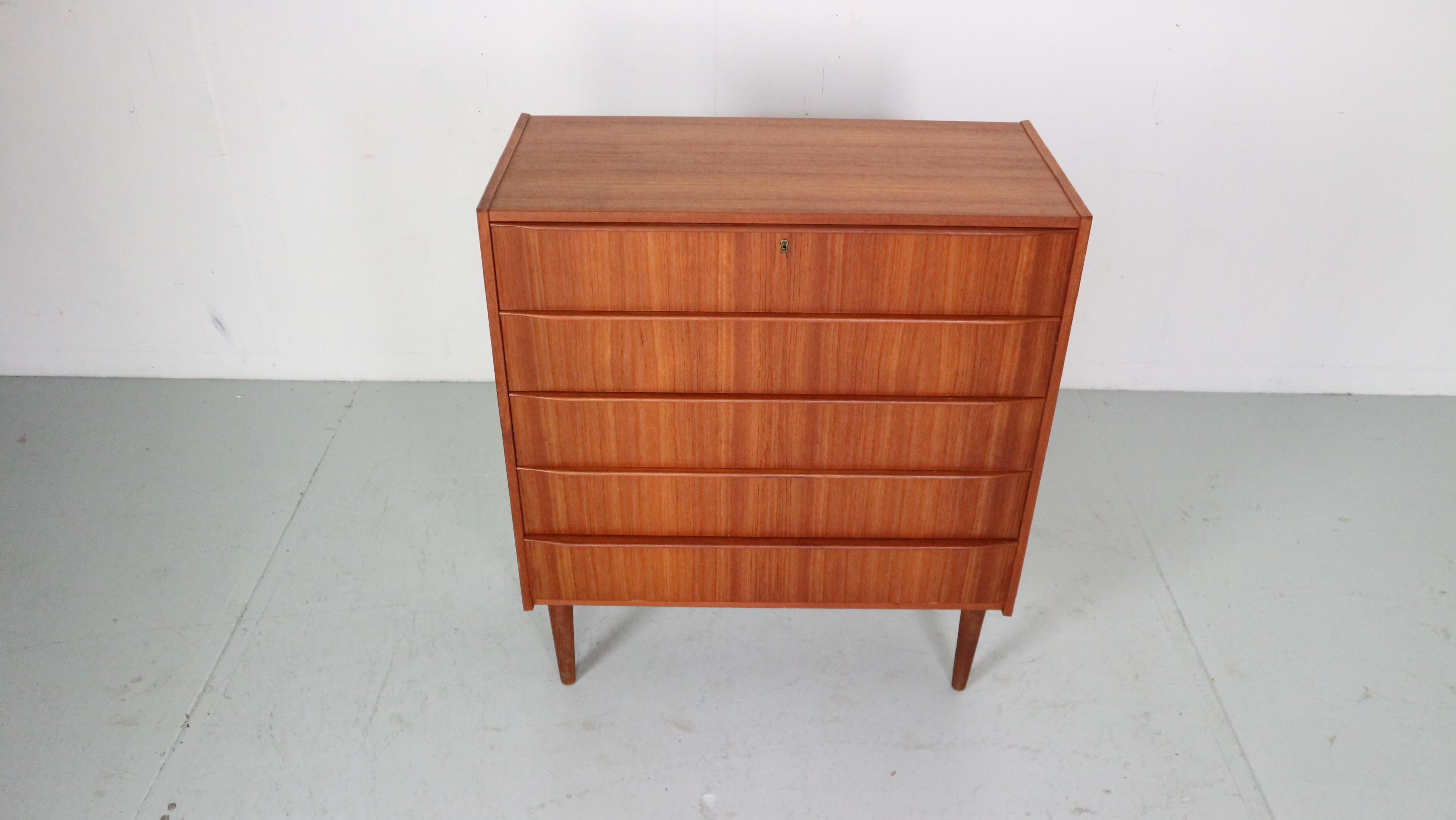 Mid-Century Modern Danish Chest of 5 Drawers, Tallboy in Teak, Denmark, 1960 In Good Condition In The Hague, NL