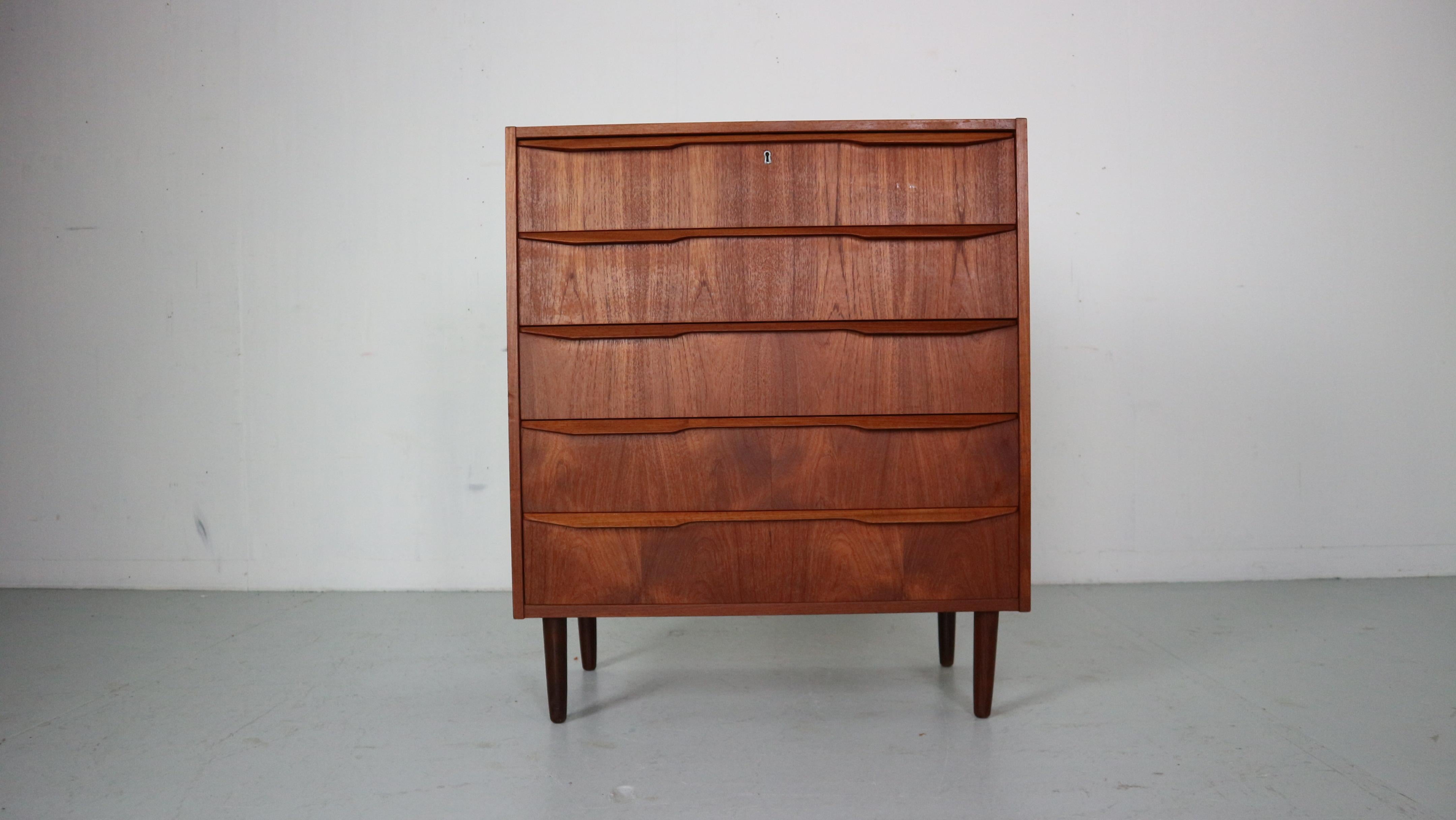 Mid-Century Modern Danish Chest of 5 Drawers, Tallboy in Teak, Denmark, 1960 In Good Condition In The Hague, NL