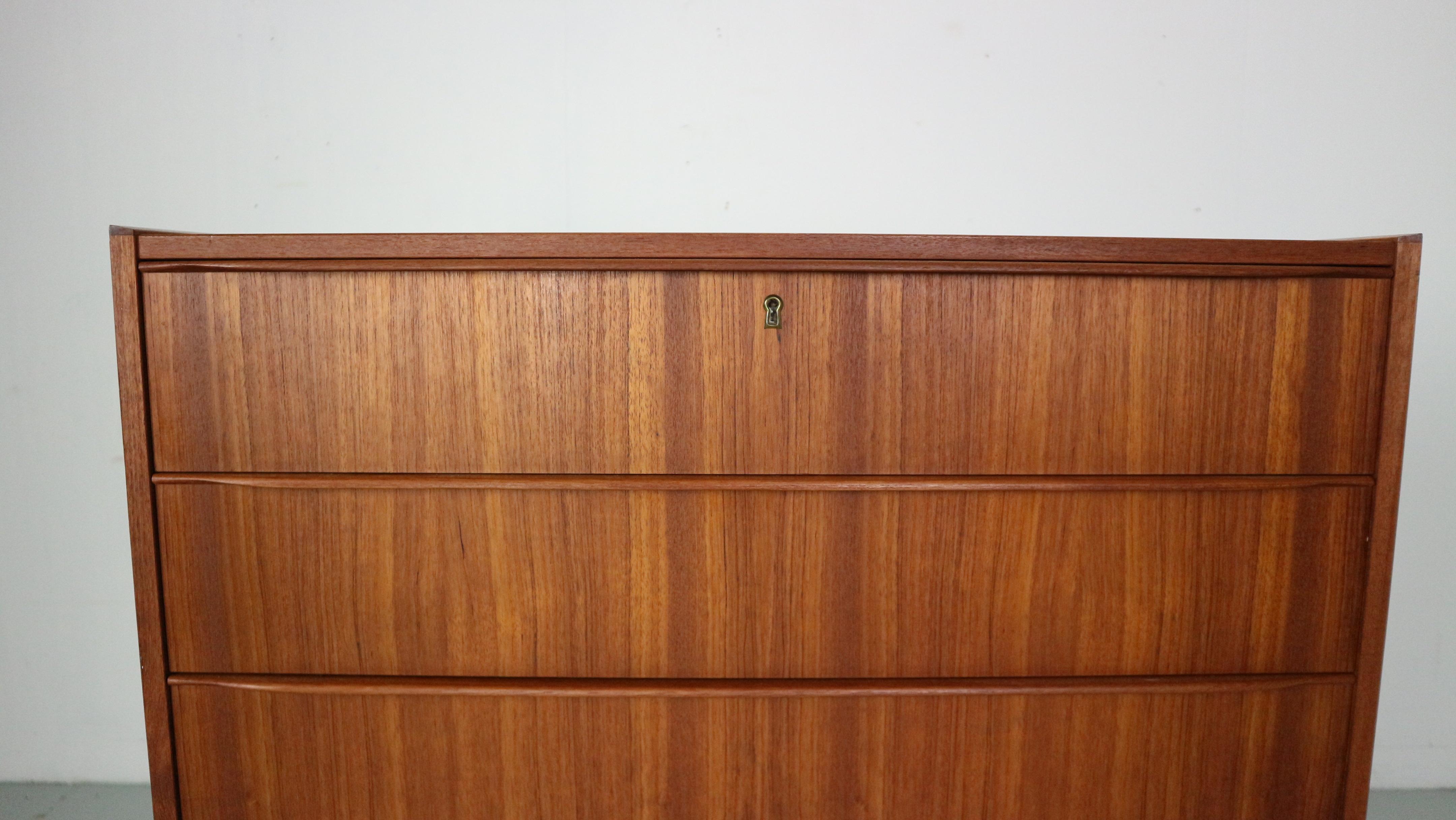 Mid-Century Modern Danish Chest of 5 Drawers, Tallboy in Teak, Denmark, 1960 5