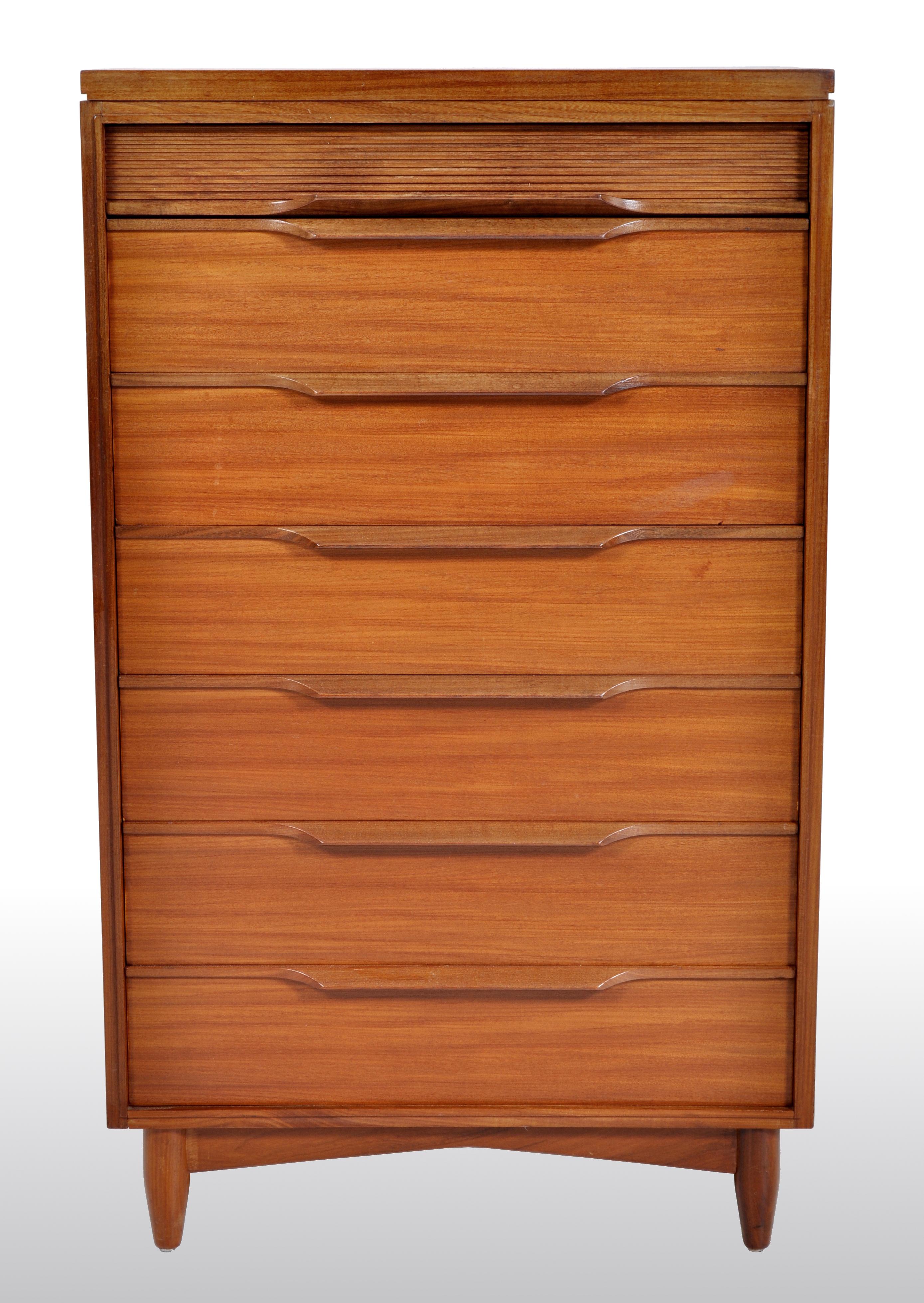 Mid-Century Modern Danish chest of drawers / dresser in teak, 1960s. The dresser being a semainier chest (having seven drawers), the top drawer having a ribbed design with six other drawers below. The chest raised on short tapering legs and joined