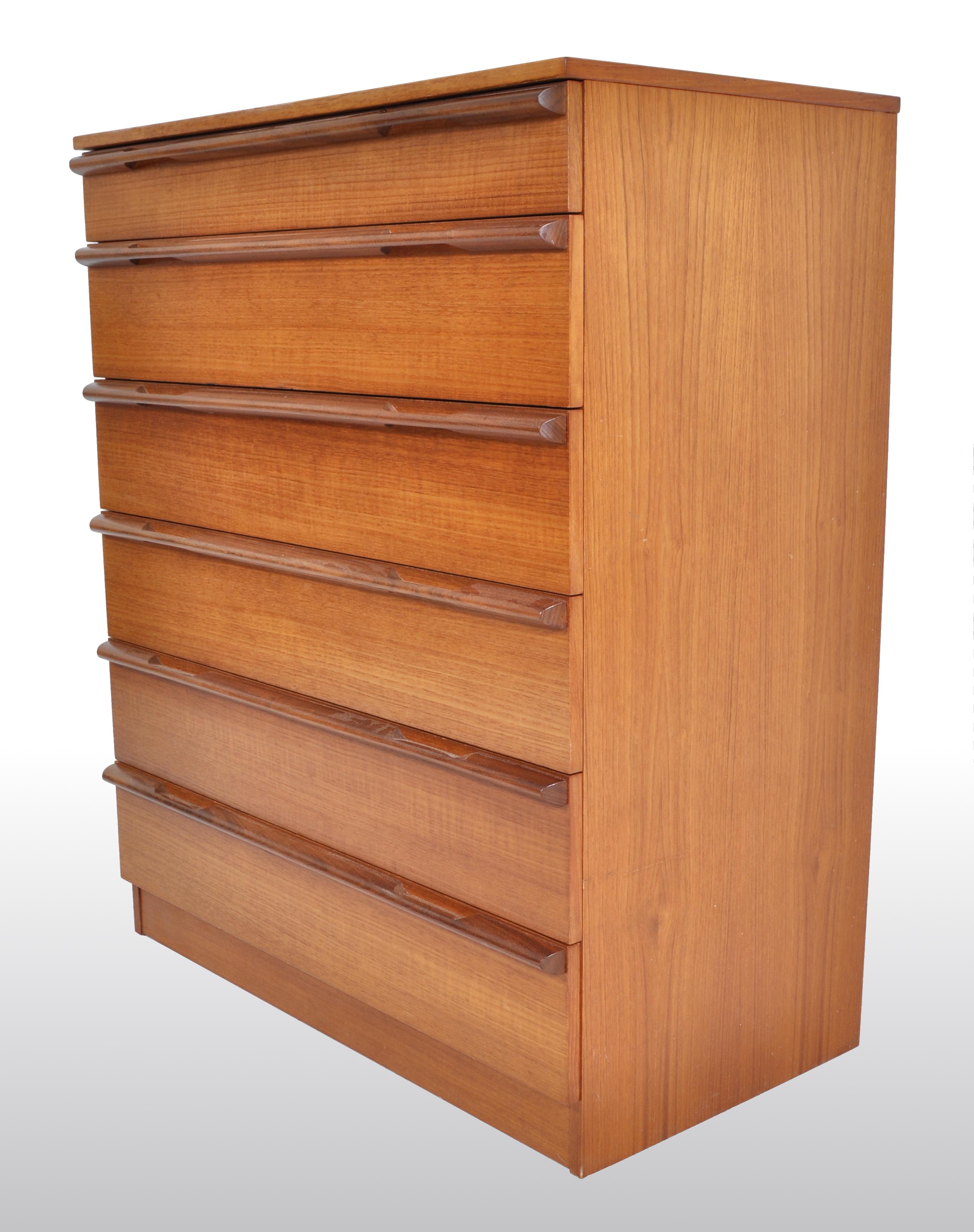 Mid-Century Modern Danish chest of drawers / dresser in teak, 1960s. The dresser having six drawers, each with a linear handle running the length of the drawer, the chest raised on a plinth base.