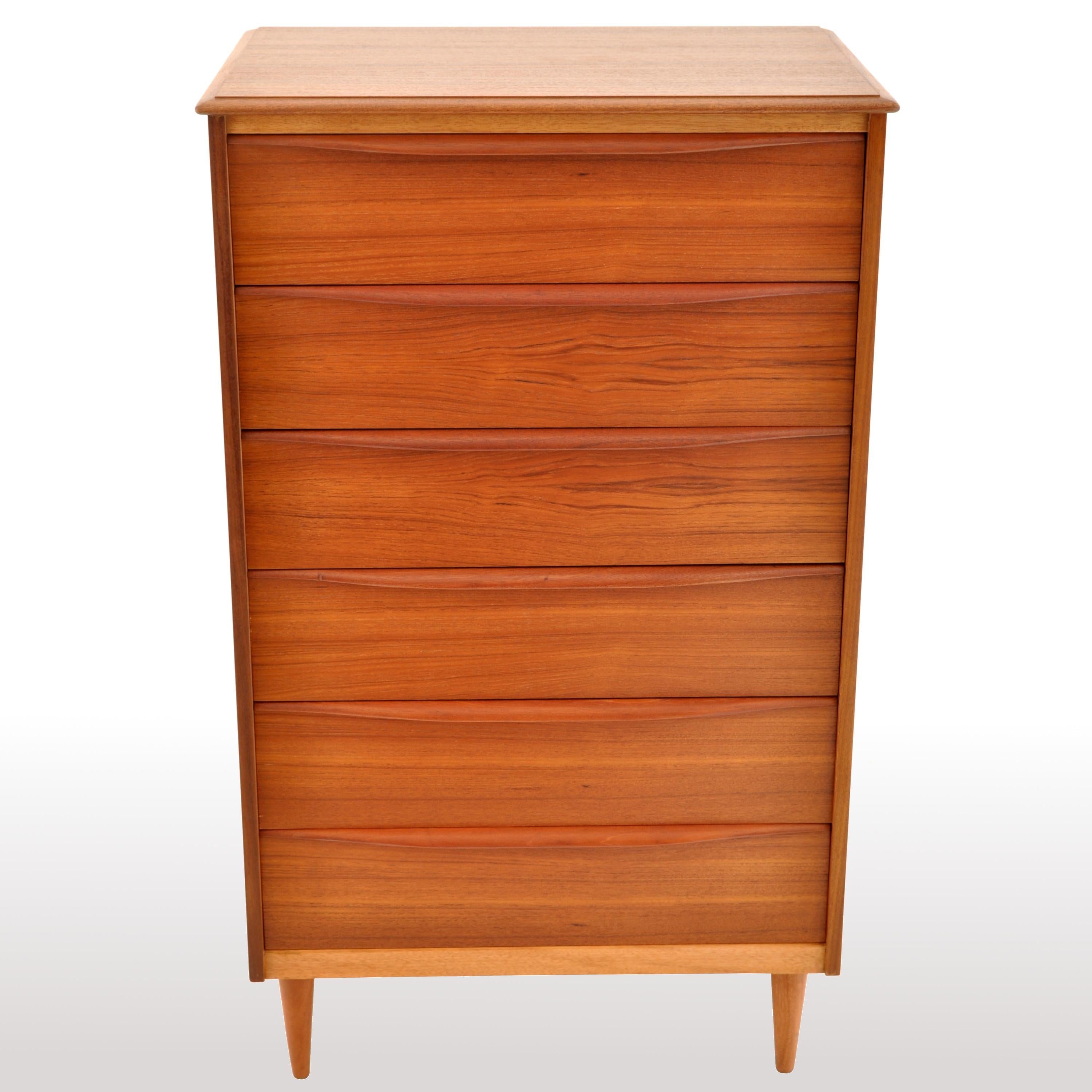 20th Century Mid-Century Modern Danish Chest of Drawers / Dresser in Teak, 1960s