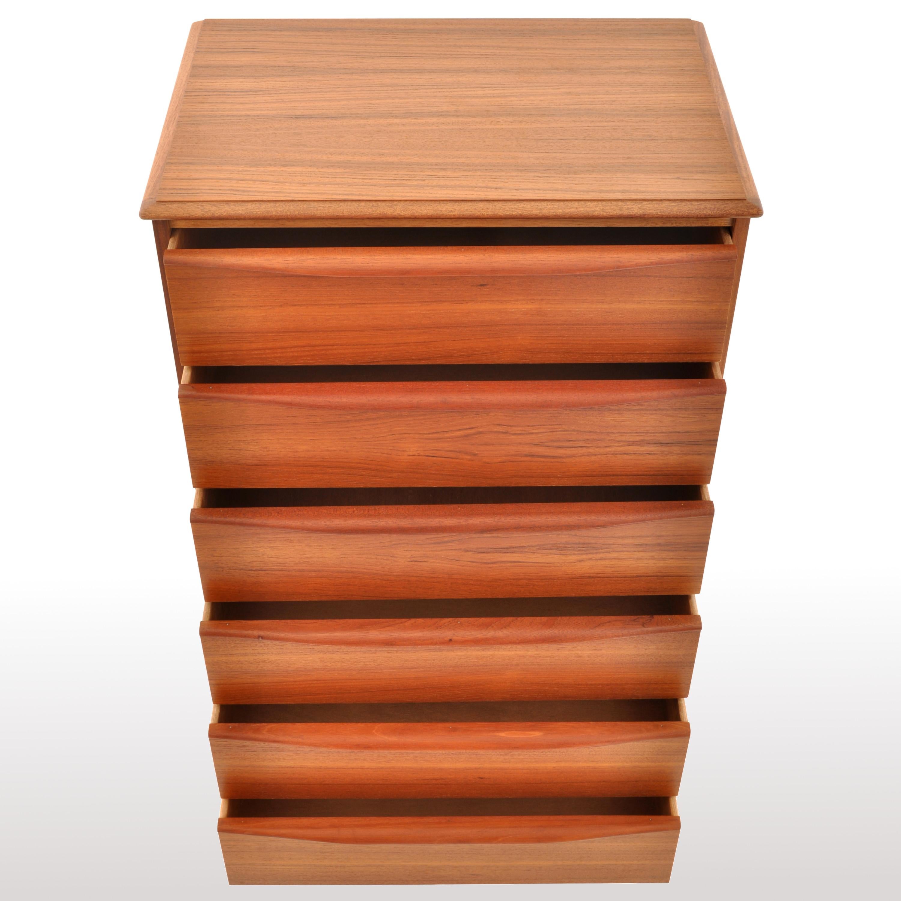 Mid-Century Modern Danish Chest of Drawers / Dresser in Teak, 1960s 1