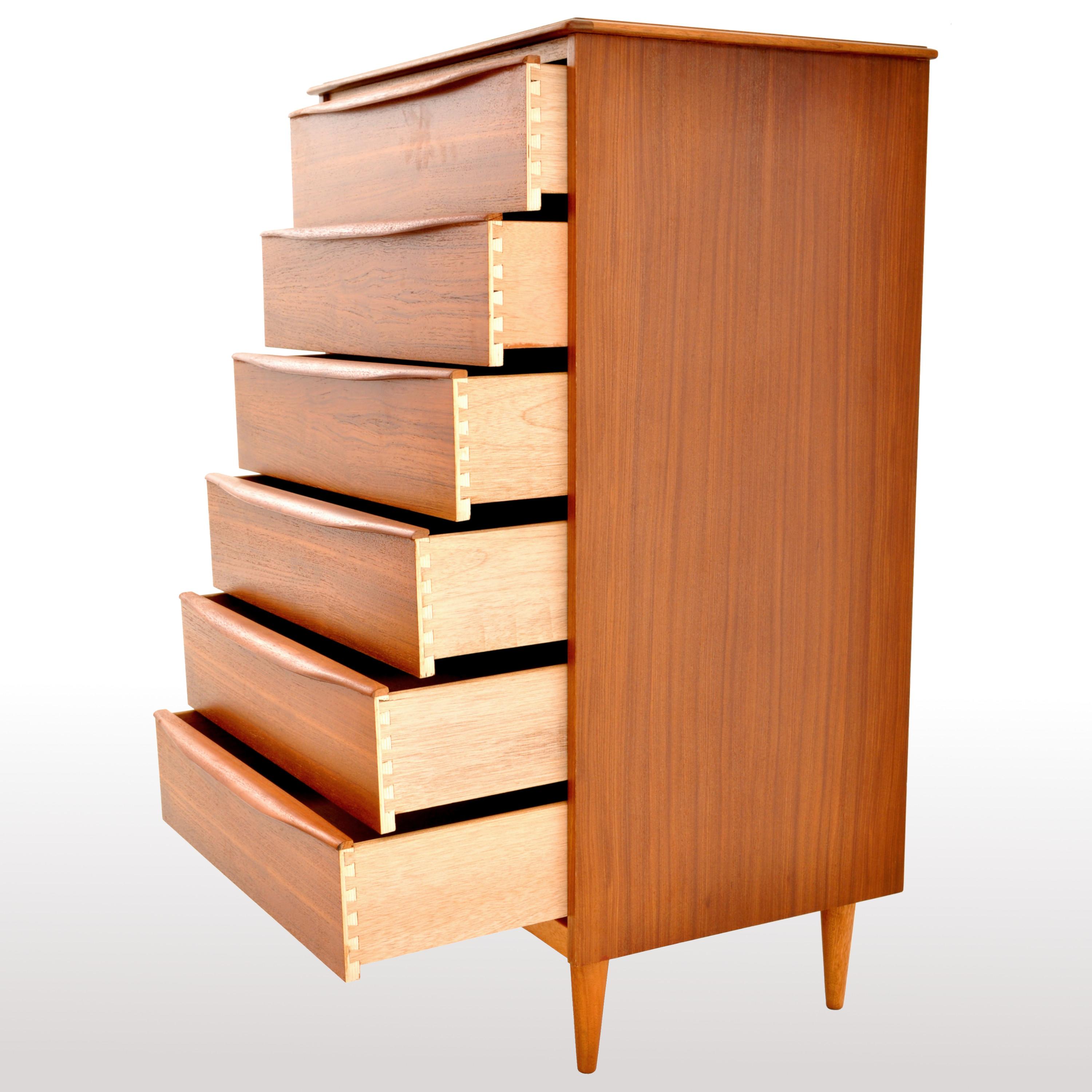 Mid-Century Modern Danish Chest of Drawers / Dresser in Teak, 1960s 2