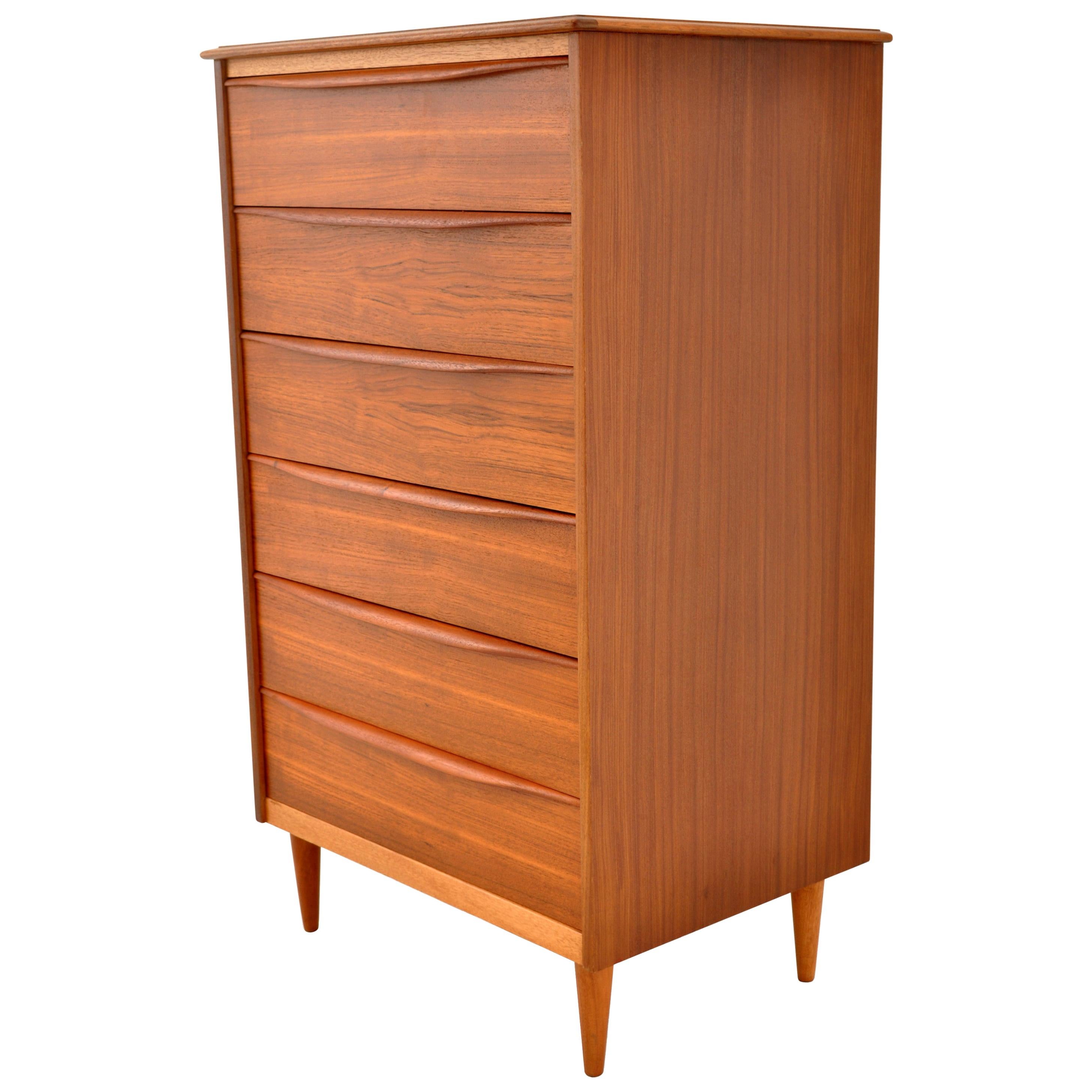 Mid-Century Modern Danish Chest of Drawers / Dresser in Teak, 1960s