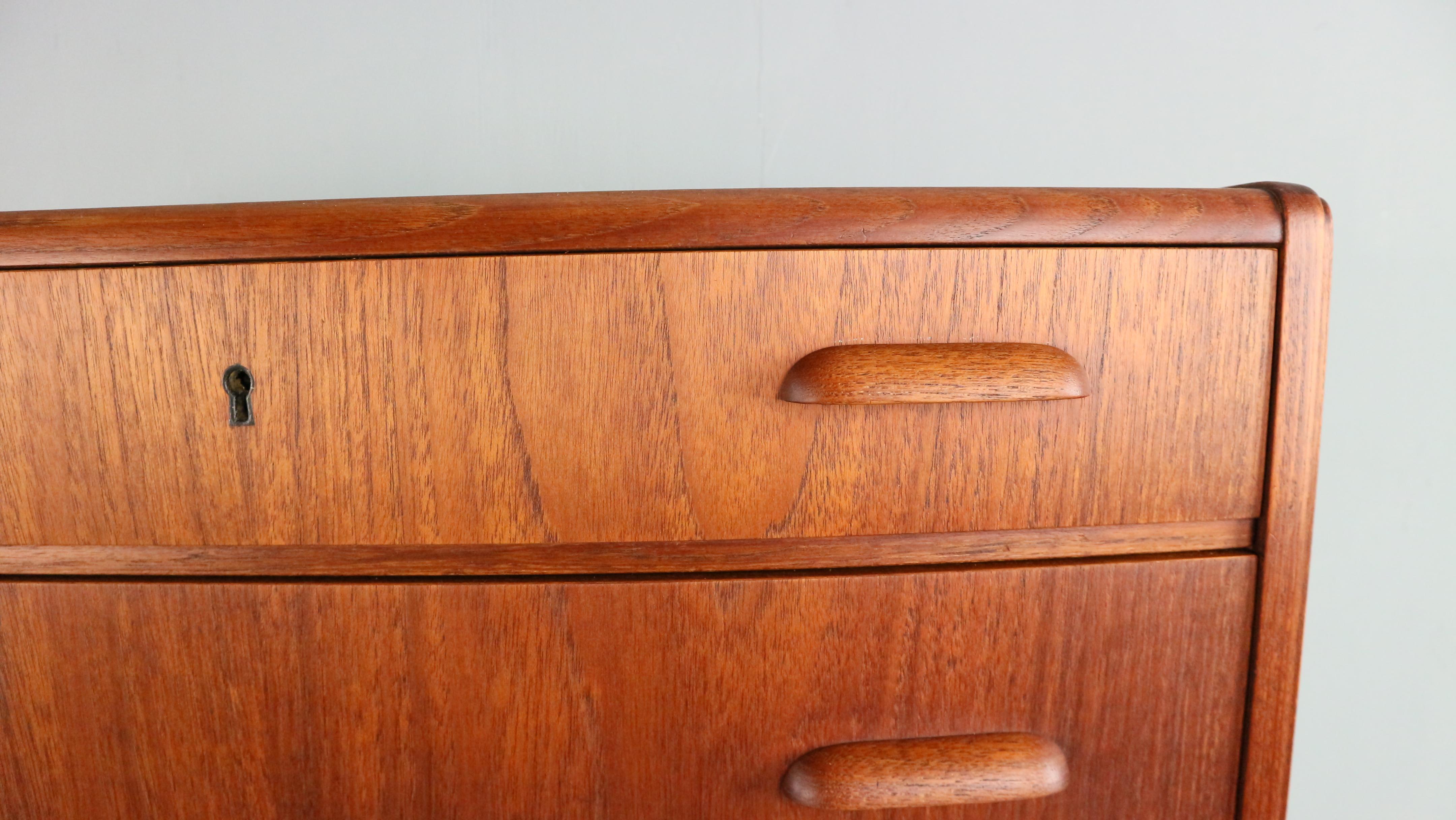 Cómoda danesa moderna de mediados de siglo, Tallboy en teca, años 60 Danés en venta