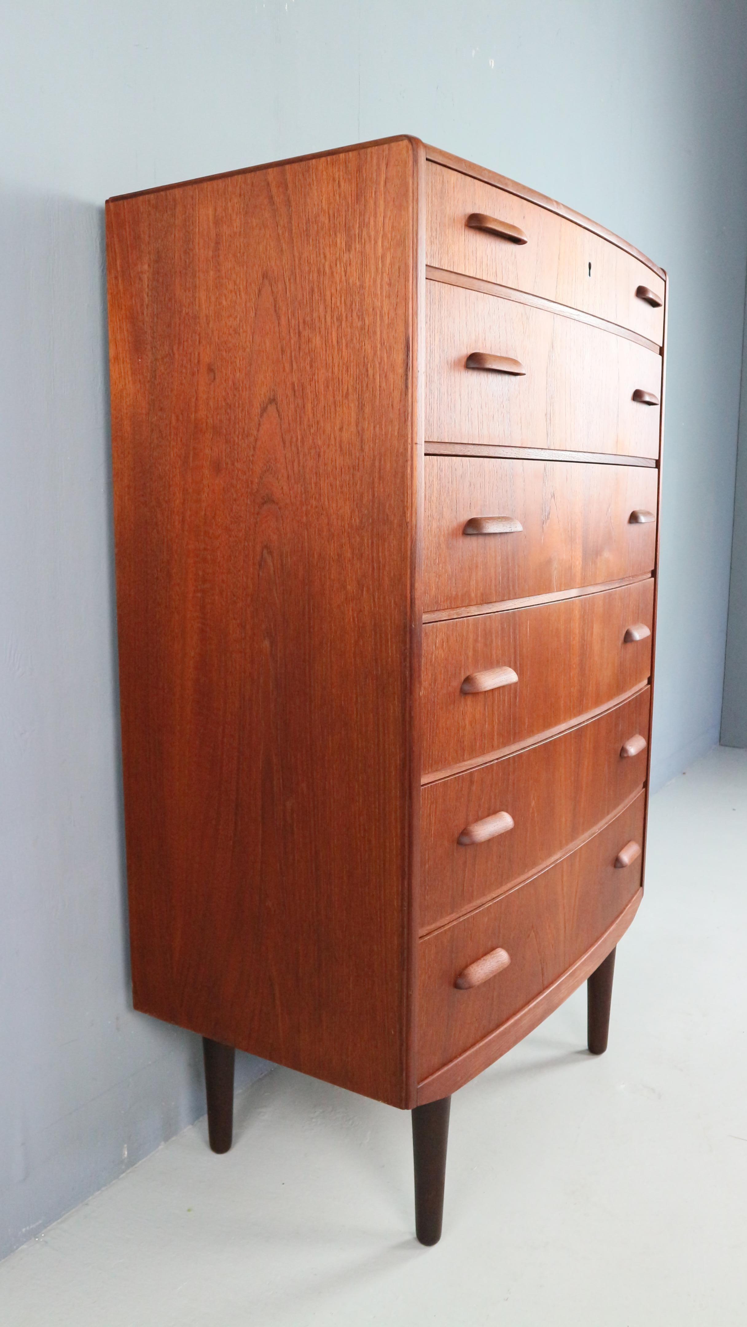 Cómoda danesa moderna de mediados de siglo, Tallboy en teca, años 60 en Bueno estado para la venta en The Hague, NL