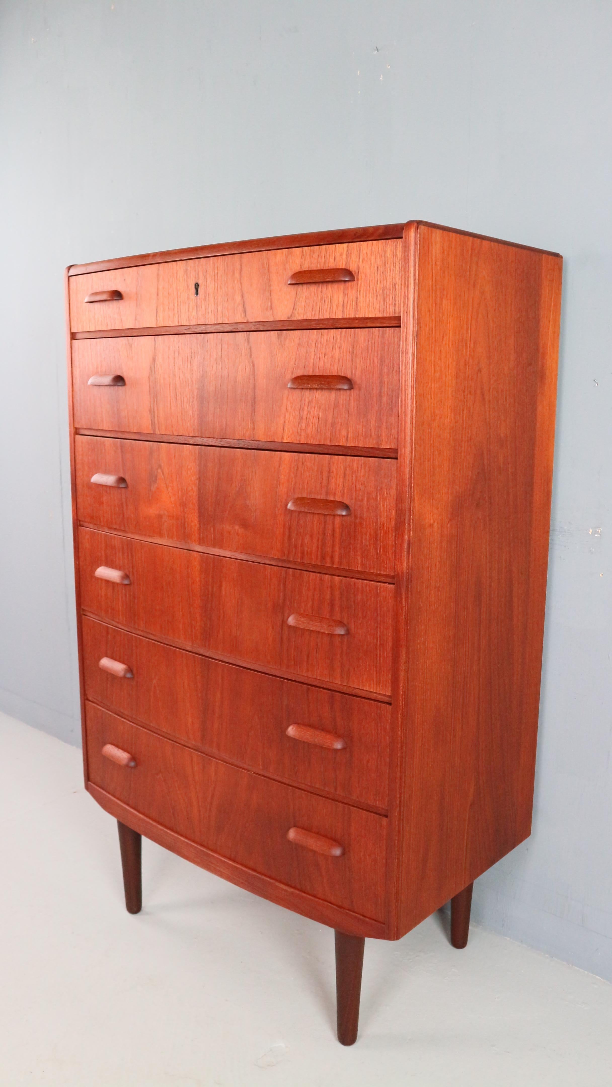 Cómoda danesa moderna de mediados de siglo, Tallboy en teca, años 60 mediados del siglo XX en venta