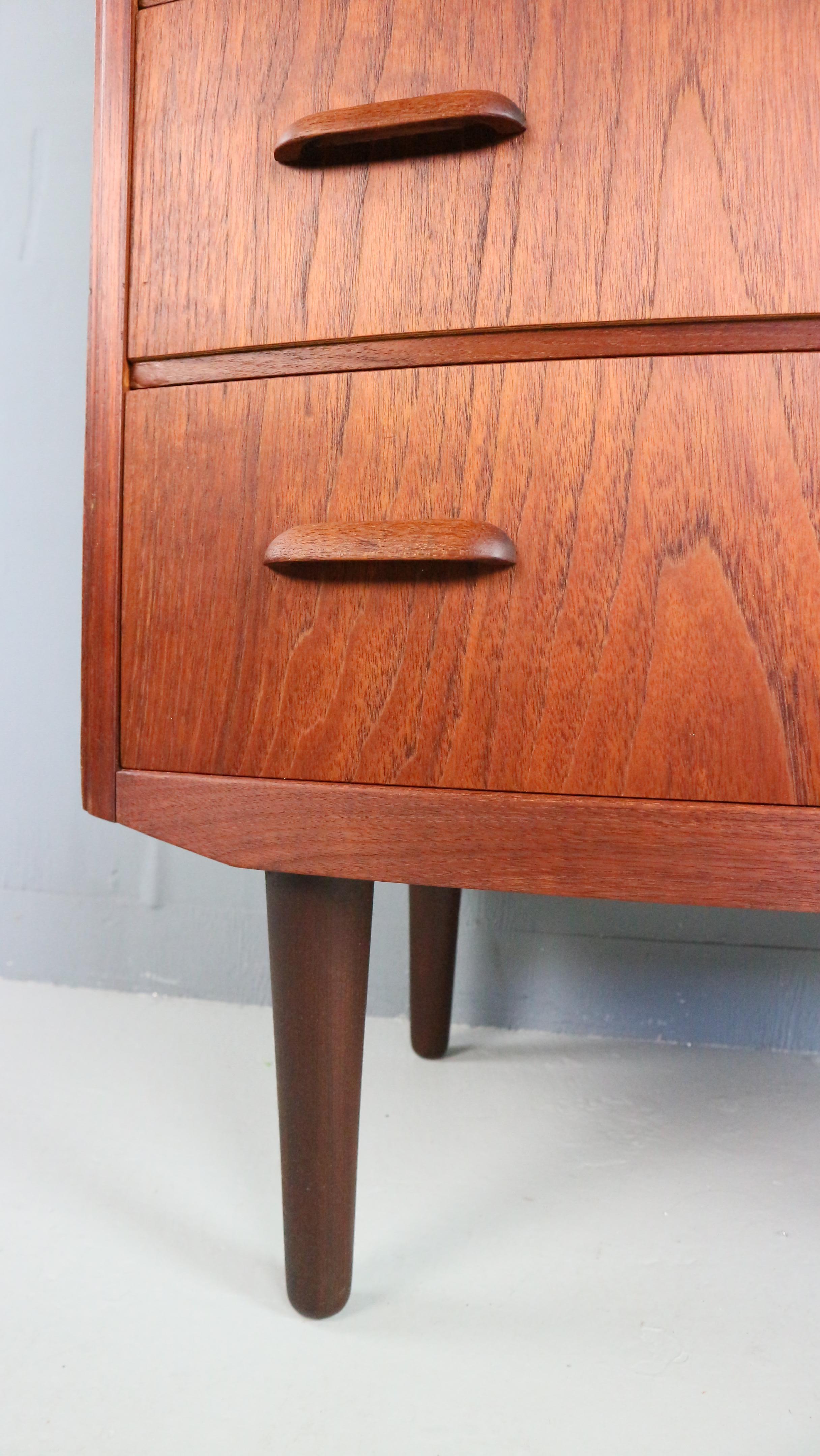 Cómoda danesa moderna de mediados de siglo, Tallboy en teca, años 60 en venta 2