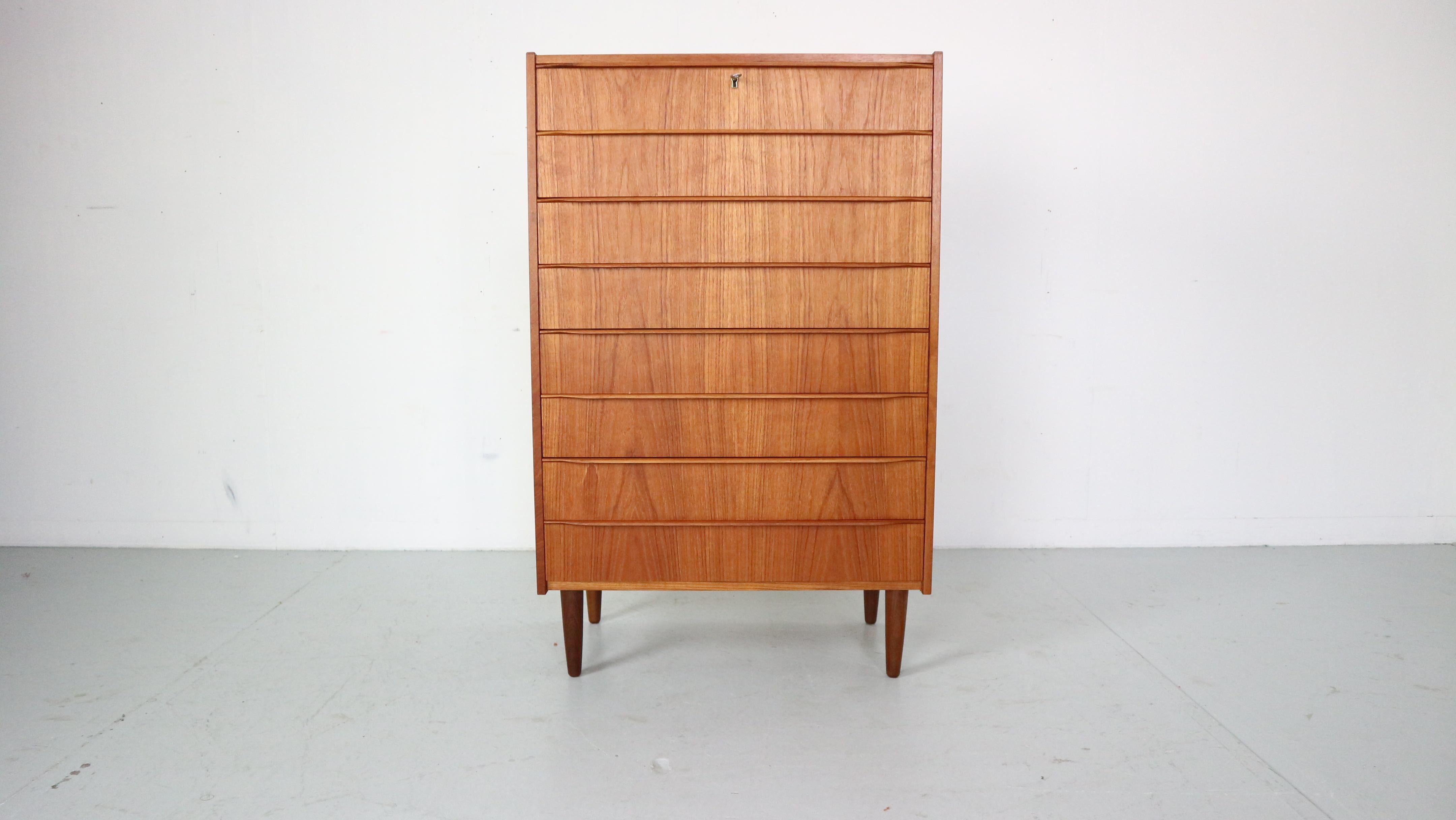 Mid- Century modern period chest of 8 drawers or tallboy cabinet made in 1960's Denmark.

Made of teak wood veneer. Elegant handles.
Comes with the working lock&key.

The cabinet is in a good vintage condition.
It has been professionally cleaned and