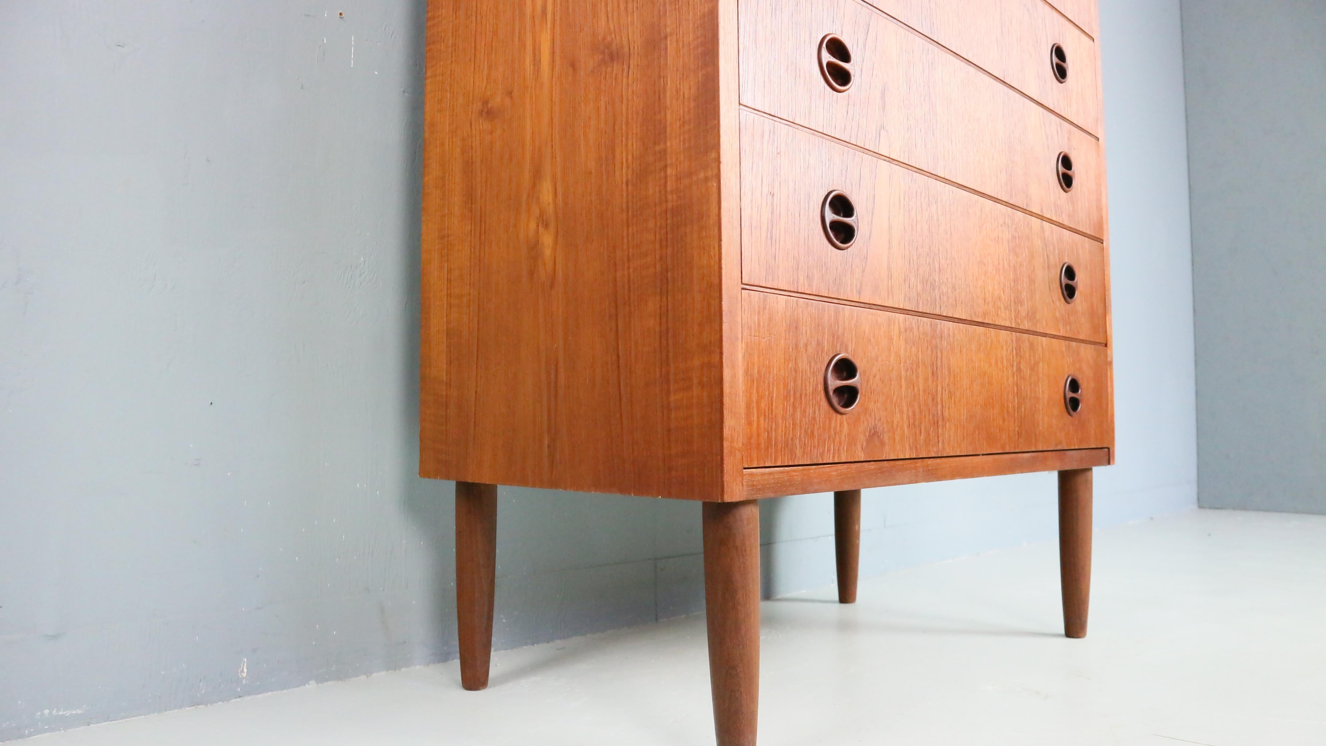 Dänische Kommode mit sieben Schubladen aus der Mitte des Jahrhunderts, Tallboy aus Teakholz, 1960er Jahre im Angebot 2