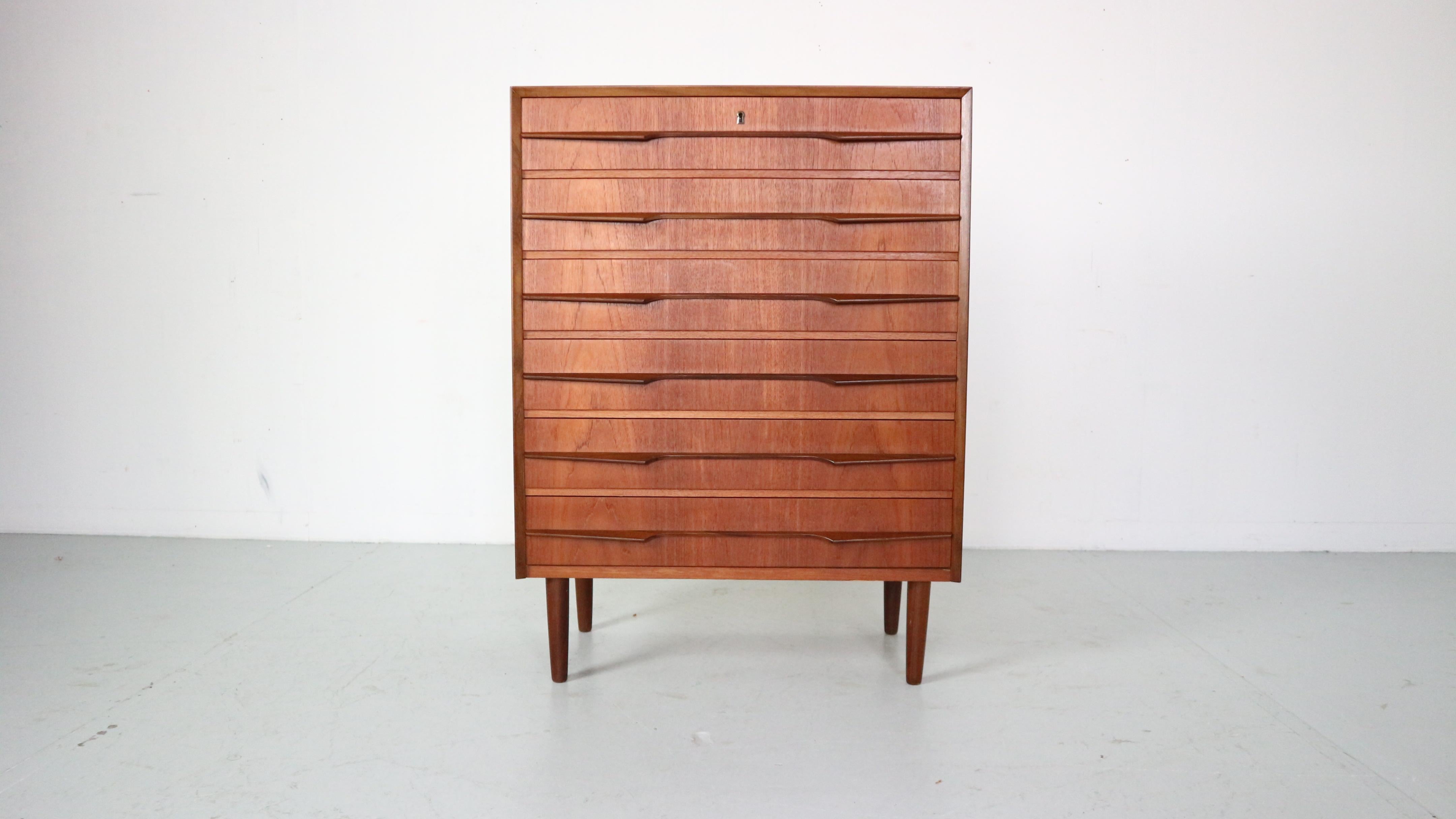 Mid- Century modern period chest of 6 drawers or tallboy cabinet made in 1960's Denmark.

Made of teak wood veneer. Elegant handles from both sides.
High quality Danish furniture.

The cabinet is in a good vintage condition.
It has been