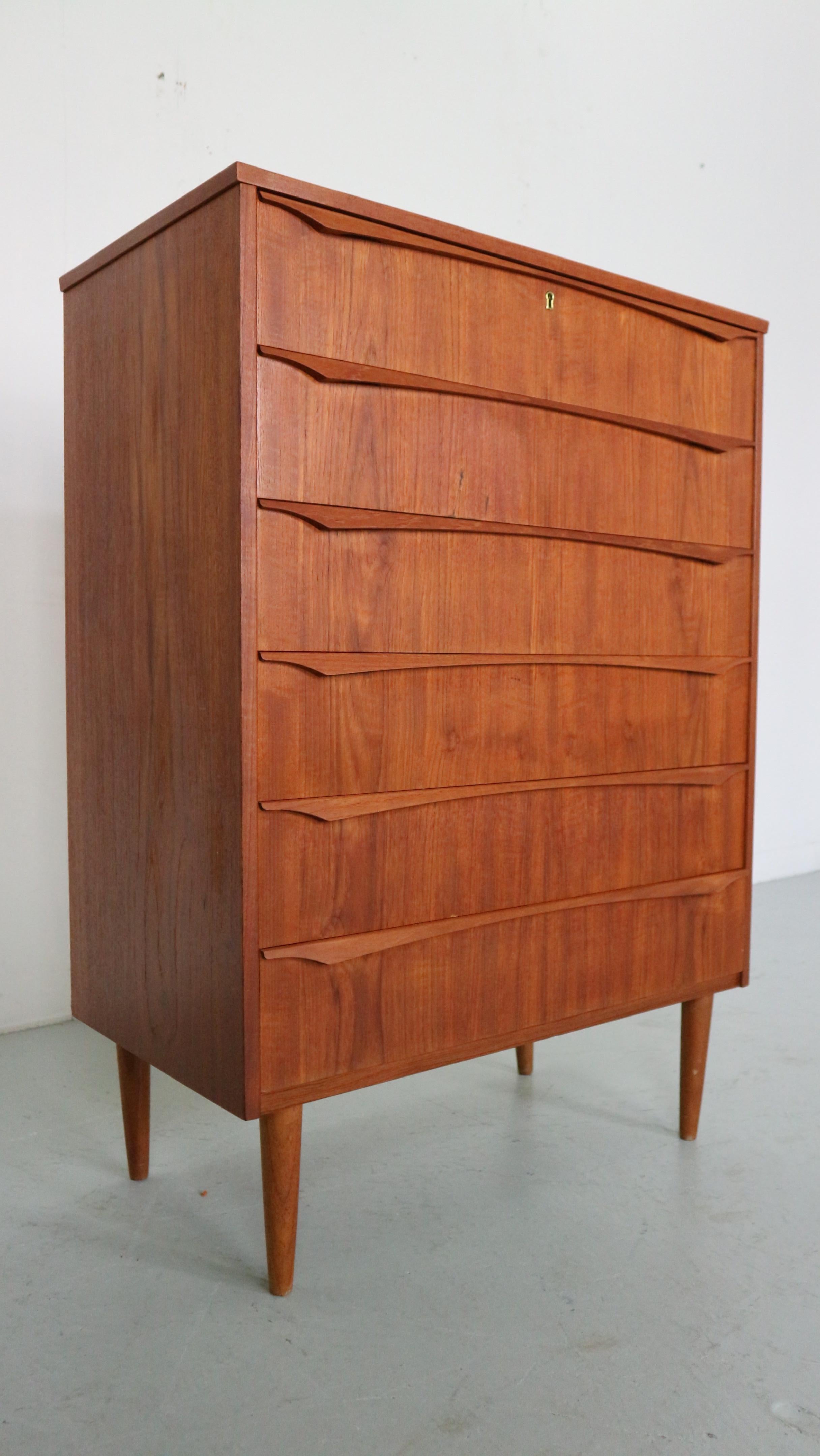 Mid- Century modern period chest of 6 drawers or tallboy cabinet made in 1960's Denmark.

Made of teak wood veneer. Elegant handles and good working drawers.
High quality Danish furniture.

The cabinet is in a good vintage condition.
It has been