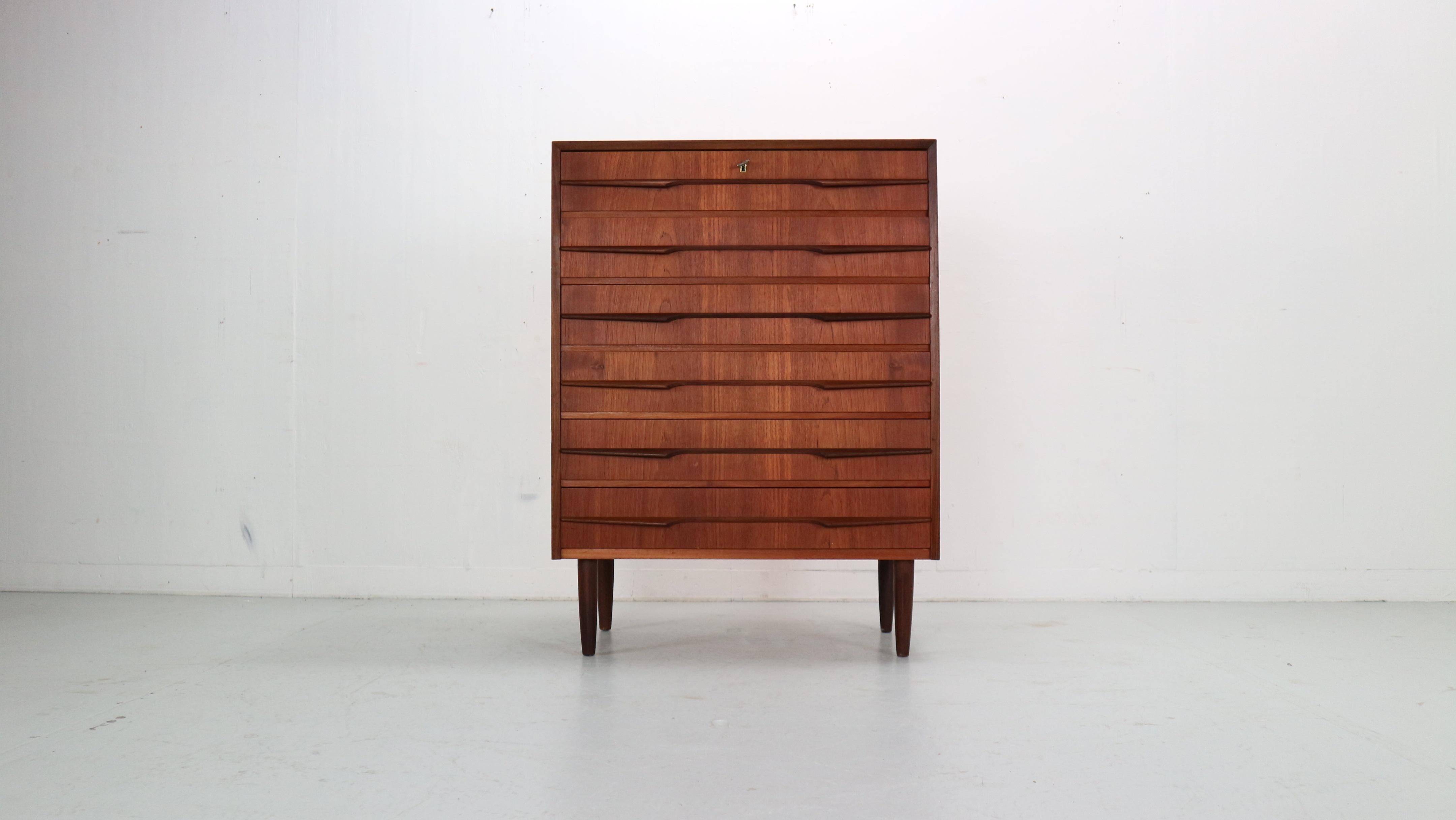 Mid- Century modern period chest of 6 drawers or tallboy cabinet made in 1960's Denmark.

Made of teak wood veneer. Elegant handles, original key with working lock on the upper drawer.
High quality Danish furniture.

The cabinet is in a good vintage