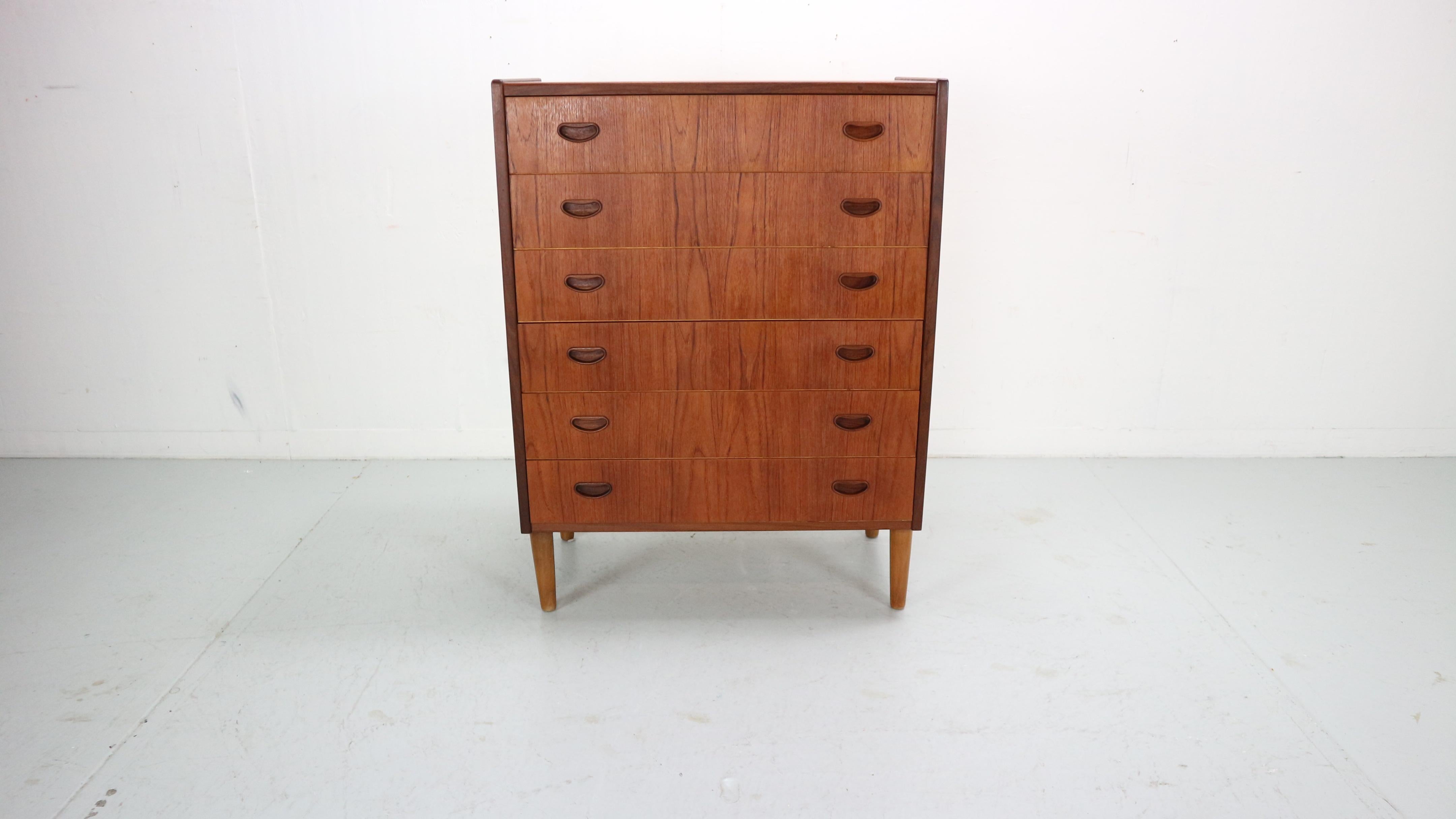Mid- Century modern period chest of 6 drawers or tallboy cabinet made in 1960's Denmark.

Made of teak wood veneer. Elegant handles from both sides.
Good working sliding drawers.
High quality Danish furniture.

The cabinet is in a good vintage