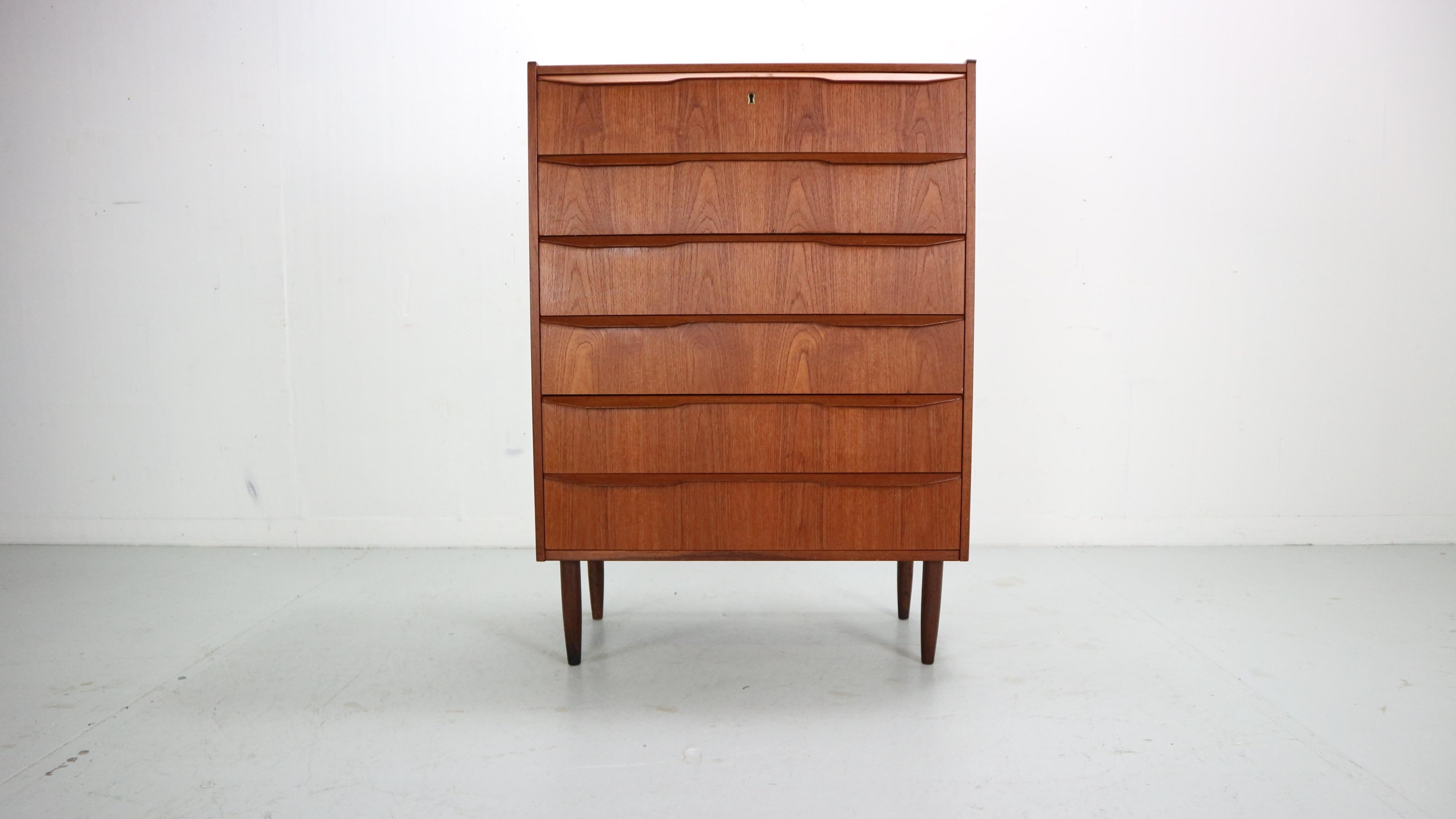 Mid- Century modern period chest of 6 drawers or tallboy cabinet made in 1960's Denmark.

Made of teak wood veneer. Elegant handles.
Good working sliding drawers.
High quality Danish furniture.

The cabinet is in a good vintage condition.
It has