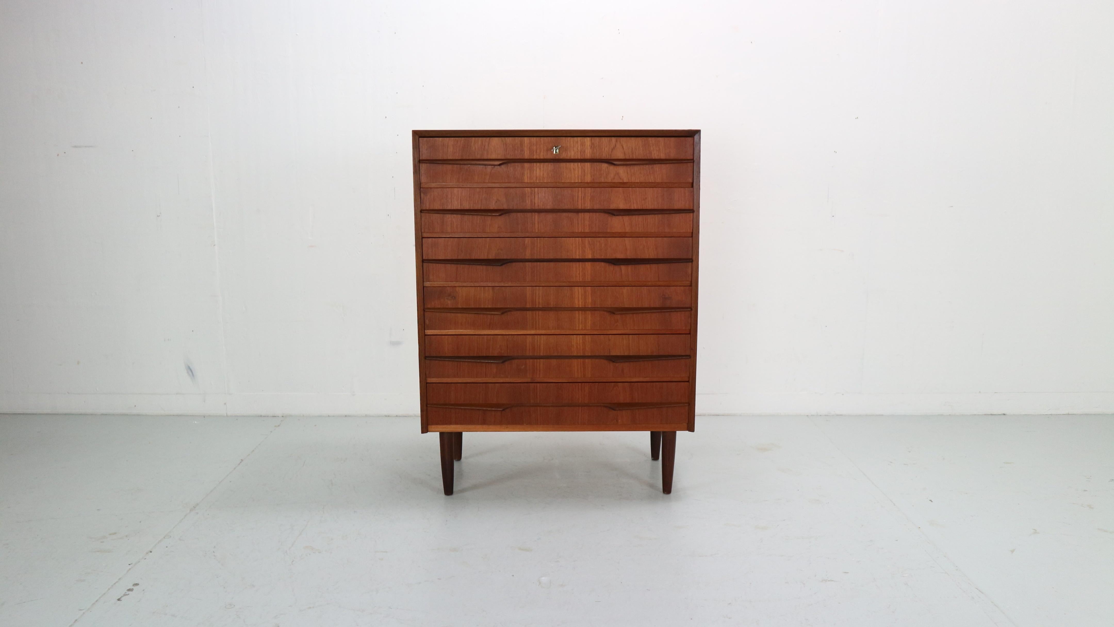 Mid-Century Modern Danish Chest of Six Drawers, Tallboy in Teak, Denmark, 1960 In Good Condition In The Hague, NL