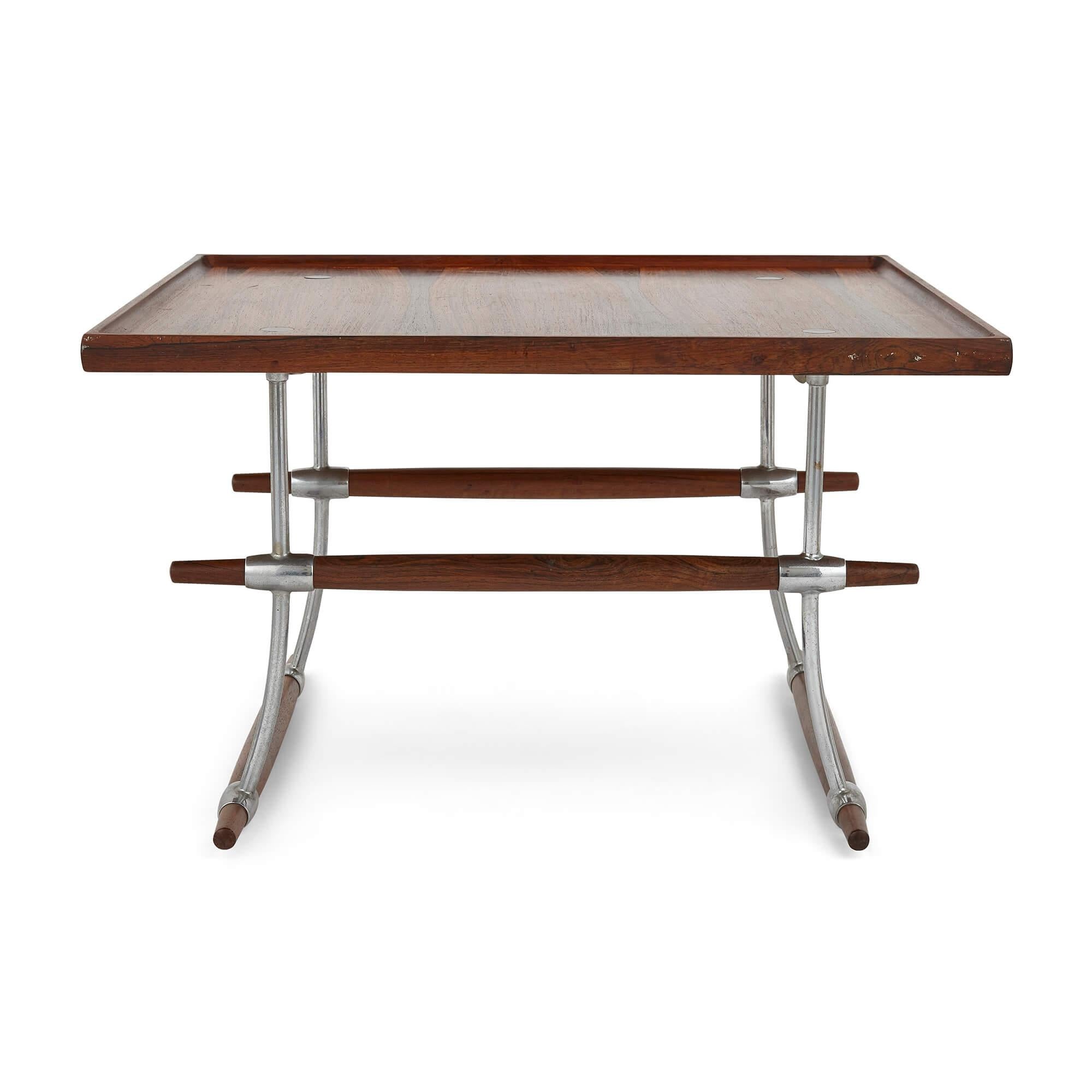 Table basse danoise en chrome et bois de rose, moderne du milieu du siècle, par Quistgaard.
Danois, c. 1960
Mesures : hauteur 47 cm, largeur 77,5 cm, profondeur 77,5 cm.

Cette élégante table basse de style Mid-Century Modern est fabriquée en