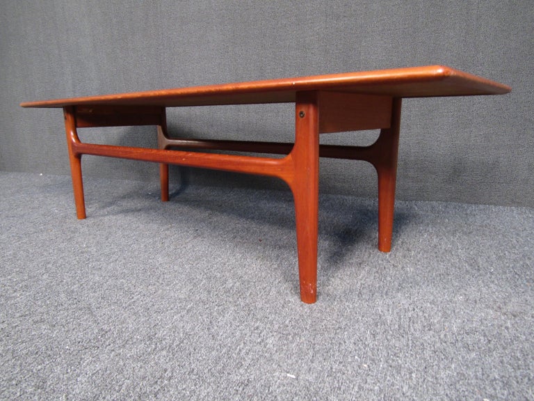 Mid-Century Modern Danish Coffee Table  In Good Condition For Sale In Brooklyn, NY