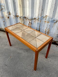 Mesa consola danesa moderna de mediados de siglo con incrustaciones de azulejos de Gangso Mobler. C Años 70