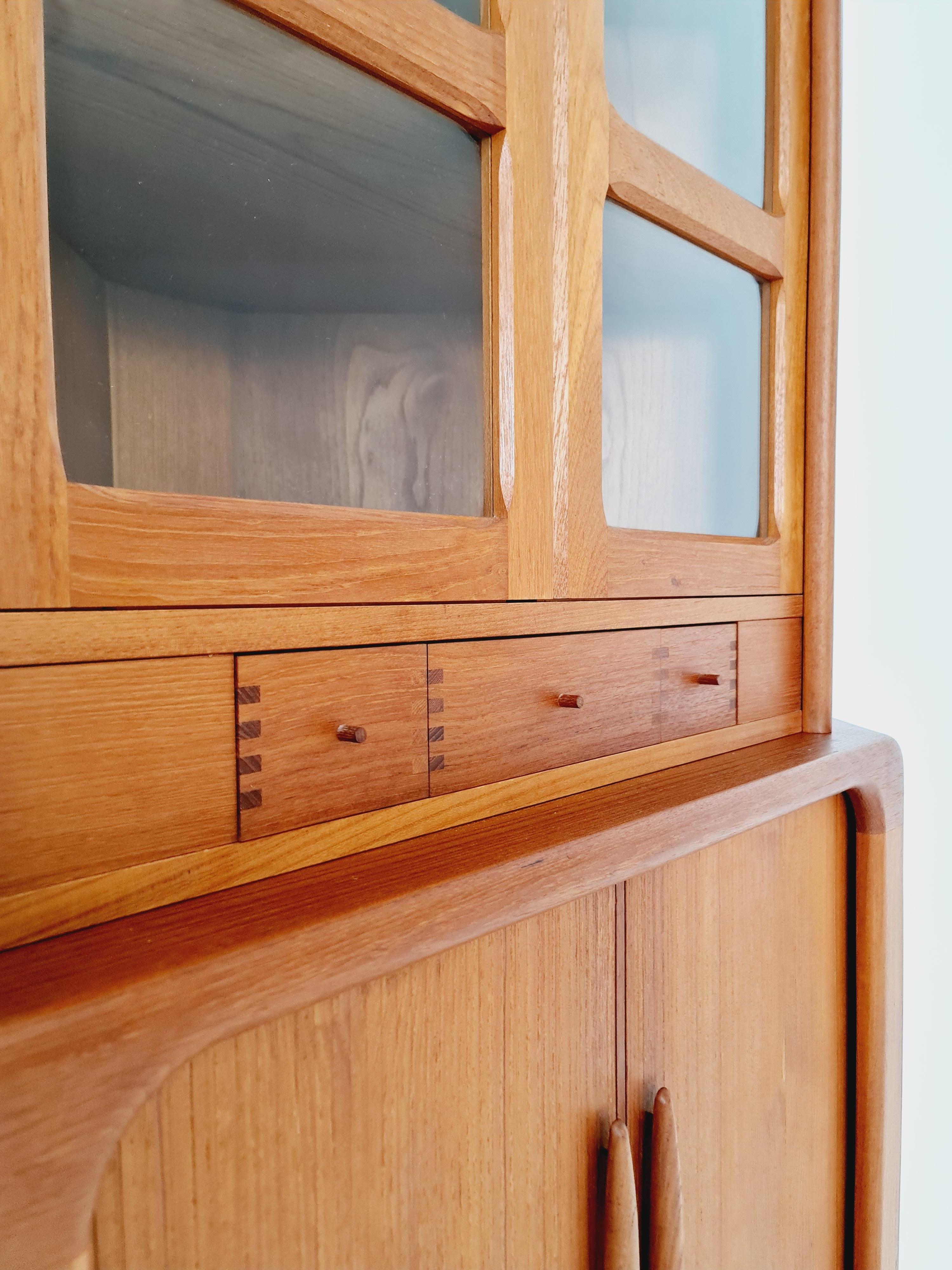 Mid Century Modern danish corner cabinet teak By Dyrlund , 1960s In Good Condition For Sale In Gaggenau, DE
