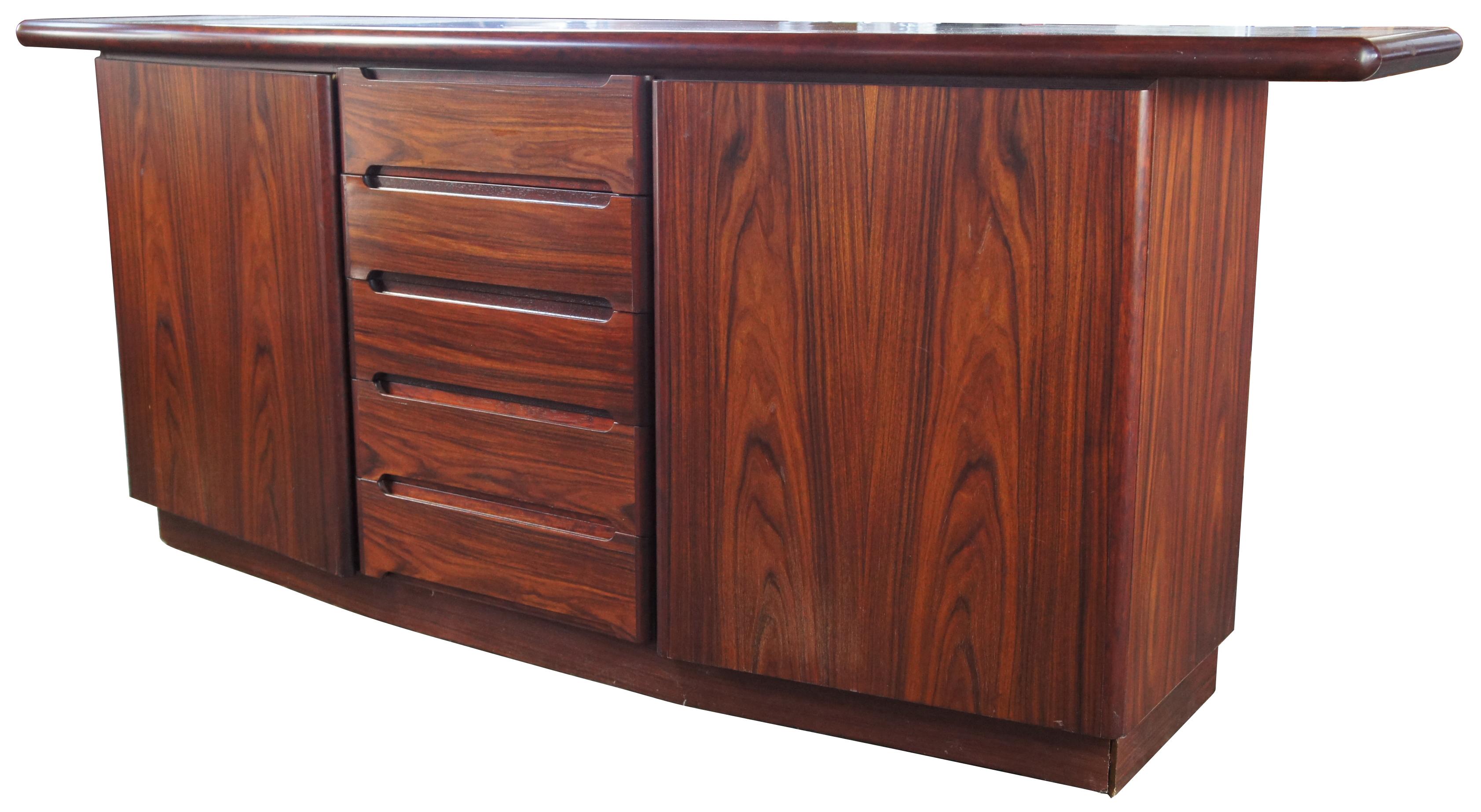 Mid-Century Modern Danish credenza by Skovby rosewood bow front buffet console

Danish modern sideboard by Skovby Møbelfabrik. Features a bow front with a wing shaped top. Made from Rosewood with five drawers flanked by outer cabinets with two