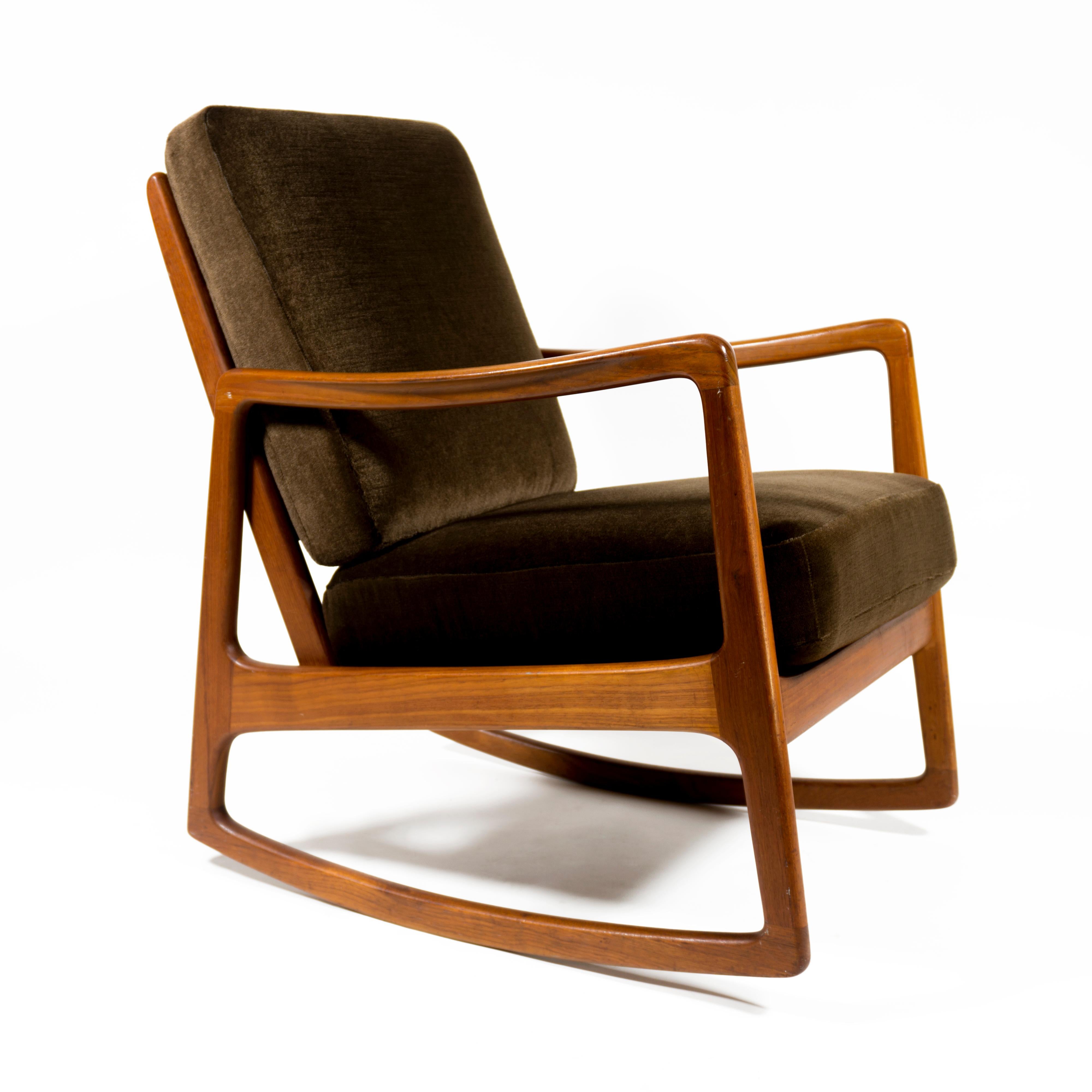 Rare, beautiful and very elegant teak rocking chair by Ole Wanscher for France & Son in Denmark. This chair (model 110) is an earlier France & Son production from the mid to late 1950s!
The chair is made from an exquisite solid teak frame and the